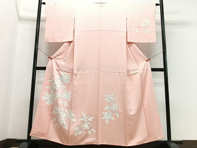 ■■■　サイズ　■■■ 身丈 155cm（肩から） 裄丈 62cm 袖丈 48cm　縫込み 3.5cm 袖幅 32.5cm 前幅 25cm 後幅 29cm 着物縫いこみ 内揚げ 4.5cm 裄 お袖側 約4cm　身頃側 約4cm ■■■　商品詳細　■■■ 【正絹・一つ紋】 状態は画像を添付しておりますので、そちらをご確認下さいますよう宜しくお願い致します。 大変上質な逸品になります。 お安く出品致しますので、是非この機会にいかがでしょうか？ ■■■　注意事項　■■■ ■モニター発色の具合により色合いが異なる場合がございます。 ■寸法は多少の誤差が生じる場合がございますのでご了承ください。 ■縫込みの長さが左右非対称の場合は短い部分を記載しております。 左右非対称であってもご返品・お値引き等の保証は出来かねますので、ご了承の上ご購入をお願い致します。 ■シミ等のチェックには注意を払っておりますが、見落としがある場合もございますし、個人の見解も様々ですので神経質な方のご購入はお控えください。 ■箪笥に入っておりました着物や帯なので畳みシワや匂いがあるものもございます。 ■お休みは基本的に土日祝となりますが、その他臨時でお休みする場合がございますのでご了承ください。 ■商品の発送は平日のみの発送となります。 ■夜間と土曜、日曜日はお問い合わせの回答が遅れる場合がございます。 ■当店では、お直し、紋入れ、お手入れ等は承っておりません。 ■生地の状態（ヤケ、経年劣化等）によってはサイズ直しが出来ない場合がございます。 その点もどうかご了承のうえ、ご購入をお願いいたします。 ■弊社で取り扱う商品は一点ものにつき、時期や在庫状況に応じて金額が変更となる場合がございます。 ■検針は行っておりません。予めご了承いただきますようお願いいたします。 ■【洗える着物】と記載のある商品におきましては、商品お届け後に洗濯を行ってしまってからのご返品にはご対応しかねます。 念の為、専門店でのお手入れをお願いいたします。 ■写真に写っている物が全てになります。それ以外の付属品はございませんのでご了承ください。 ■状態に関する写真につきましては、掲載可能な写真枚数に限りがあるため、各箇所につき1枚参考画像を掲載しております。 ■着物のサイズ目安は下記を参考ください↓ ＜女性着物＞　お端折り次第で＋5cm　－1cmが着用可能サイズ 　例）身丈170cmの場合、身長160cm～175cm ＜男性着物＞　身丈＋約25cm～27cm程が適応身長 　例）身丈155cmの場合、身長180～182cm