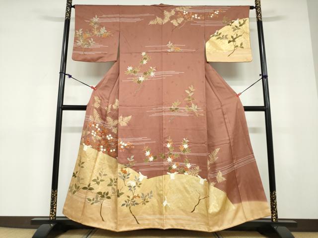 ■■■　サイズ　■■■ 身丈 155.5cm（肩から） 裄丈 64cm 袖丈 45.5cm　縫込み 4cm 袖幅 32.5cm 前幅 25cm 後幅 30cm 着物縫いこみ 内揚げ 6cm 裄 お袖側 約2cm　身頃側 約2cm ■■■　商品詳細　■■■ 【正絹】 状態は特に目立ったシミ汚れなどもなく大変良い状態です。 大変上質な逸品になります。 お安く出品致しますので、是非この機会にいかがでしょうか？ ■■■　注意事項　■■■ ■モニター発色の具合により色合いが異なる場合がございます。 ■寸法は多少の誤差が生じる場合がございますのでご了承ください。 ■縫込みの長さが左右非対称の場合は短い部分を記載しております。 左右非対称であってもご返品・お値引き等の保証は出来かねますので、ご了承の上ご購入をお願い致します。 ■シミ等のチェックには注意を払っておりますが、見落としがある場合もございますし、個人の見解も様々ですので神経質な方のご購入はお控えください。 ■箪笥に入っておりました着物や帯なので畳みシワや匂いがあるものもございます。 ■お休みは基本的に土日祝となりますが、その他臨時でお休みする場合がございますのでご了承ください。 ■商品の発送は平日のみの発送となります。 ■夜間と土曜、日曜日はお問い合わせの回答が遅れる場合がございます。 ■当店では、お直し、紋入れ、お手入れ等は承っておりません。 ■生地の状態（ヤケ、経年劣化等）によってはサイズ直しが出来ない場合がございます。 その点もどうかご了承のうえ、ご購入をお願いいたします。 ■弊社で取り扱う商品は一点ものにつき、時期や在庫状況に応じて金額が変更となる場合がございます。 ■検針は行っておりません。予めご了承いただきますようお願いいたします。 ■【洗える着物】と記載のある商品におきましては、商品お届け後に洗濯を行ってしまってからのご返品にはご対応しかねます。 念の為、専門店でのお手入れをお願いいたします。 ■着物のサイズ目安は下記を参考ください↓ ＜女性着物＞　お端折り次第で＋5cm　−1cmが着用可能サイズ 　例）身丈170cmの場合、身長160cm〜175cm ＜男性着物＞　身丈＋約25cm〜27cm程が適応身長 　例）身丈155cmの場合、身長180〜182cm