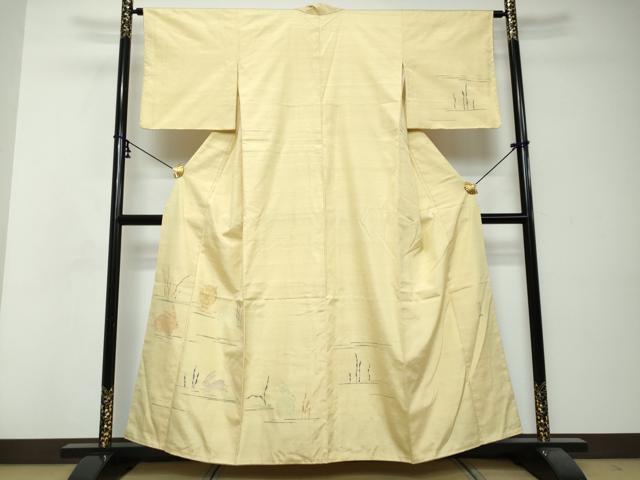 ■■■　サイズ　■■■ 身丈 155.5cm（肩から） 裄丈 63cm 袖丈 47.5cm　縫込み 9cm 袖幅 33cm 前幅 23.5cm 後幅 28.5cm 着物縫いこみ 内揚げ 7cm 裄 お袖側 約4cm　身頃側 約6cm ■■■　商品詳細　■■■ 【正絹・未使用】 状態は接写画像のように胴裏・衿裏に薄い汚れがございますが その他特に目立ったシミ汚れなどもなく大変良い状態です。 能州紬は京都西陣に育った上島洋山氏が 能登半島、輪島市に移り住んで創り出された織物。 目前の海で採れた海藻で下染めし、 草木染めを施した糸を、絵を描くように 手で織り上げる独自の手繍織(てすくいおり)が特徴です。 大変上質な逸品になります。 お安く出品致しますので、是非この機会にいかがでしょうか？ ■■■　注意事項　■■■ ■モニター発色の具合により色合いが異なる場合がございます。 ■寸法は多少の誤差が生じる場合がございますのでご了承ください。 ■縫込みの長さが左右非対称の場合は短い部分を記載しております。 左右非対称であってもご返品・お値引き等の保証は出来かねますので、ご了承の上ご購入をお願い致します。 ■シミ等のチェックには注意を払っておりますが、見落としがある場合もございますし、個人の見解も様々ですので神経質な方のご購入はお控えください。 ■箪笥に入っておりました着物や帯なので畳みシワや匂いがあるものもございます。 ■お休みは基本的に土日祝となりますが、その他臨時でお休みする場合がございますのでご了承ください。 ■商品の発送は平日のみの発送となります。 ■夜間と土曜、日曜日はお問い合わせの回答が遅れる場合がございます。 ■当店では、お直し、紋入れ、お手入れ等は承っておりません。 ■生地の状態（ヤケ、経年劣化等）によってはサイズ直しが出来ない場合がございます。 その点もどうかご了承のうえ、ご購入をお願いいたします。 ■弊社で取り扱う商品は一点ものにつき、時期や在庫状況に応じて金額が変更となる場合がございます。 ■検針は行っておりません。予めご了承いただきますようお願いいたします。 ■【洗える着物】と記載のある商品におきましては、商品お届け後に洗濯を行ってしまってからのご返品にはご対応しかねます。 念の為、専門店でのお手入れをお願いいたします。 ■写真に写っている物が全てになります。それ以外の付属品はございませんのでご了承ください。 ■状態に関する写真につきましては、掲載可能な写真枚数に限りがあるため、各箇所につき1枚参考画像を掲載しております。 ■着物のサイズ目安は下記を参考ください↓ ＜女性着物＞　お端折り次第で＋5cm　－1cmが着用可能サイズ 　例）身丈170cmの場合、身長160cm～175cm ＜男性着物＞　身丈＋約25cm～27cm程が適応身長 　例）身丈155cmの場合、身長180～182cm