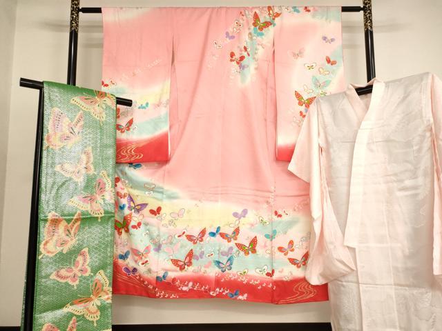 ■■■　サイズ　■■■ 【祝着】 身丈 139.5cm（肩から） 裄丈 57.5cm（肩上げ　0cm） 袖丈 76cm　縫込み 1.5cm 袖幅 32cm 前幅 18cm 後幅 25.5cm 着物縫いこみ 内揚げ 0cm （腰上げ　0cm） 裄 お袖側 約0cm　身頃側 約1cm 【長襦袢】 身丈 103cm（肩から） 裄丈 53cm（肩上げ　0cm） 袖丈 72cm　縫込み 1cm 袖幅 30cm 前幅 20cm 後幅 23.5cm 着物縫いこみ 内揚げ 0cm （腰上げ　0cm） 裄 お袖側 約1cm　身頃側 約0cm 【帯】 長さ 408cm　幅 26cm程 ■■■　商品詳細　■■■ 着物【正絹】の状態は接写画像のように左袖後ろ・右袖前に薄い汚れがございますが その他特に目立ったシミ汚れなどもなく大変良い状態です。 長襦袢【化繊】の状態は接写画像のように後身頃に糸解けがございますが その他特に目立ったシミ汚れなどもなく大変良い状態です。 袋帯【化繊】の状態は締めてはおりますが特に目立ったシミ汚れなどもなく大変良い状態です。 大変上質な逸品になります。 お安く出品致しますので、是非この機会にいかがでしょうか？ ■■■　注意事項　■■■ ■モニター発色の具合により色合いが異なる場合がございます。 ■寸法は多少の誤差が生じる場合がございますのでご了承ください。 ■縫込みの長さが左右非対称の場合は短い部分を記載しております。 左右非対称であってもご返品・お値引き等の保証は出来かねますので、ご了承の上ご購入をお願い致します。 ■シミ等のチェックには注意を払っておりますが、見落としがある場合もございますし、個人の見解も様々ですので神経質な方のご購入はお控えください。 ■箪笥に入っておりました着物や帯なので畳みシワや匂いがあるものもございます。 ■お休みは基本的に土日祝となりますが、その他臨時でお休みする場合がございますのでご了承ください。 ■商品の発送は平日のみの発送となります。 ■夜間と土曜、日曜日はお問い合わせの回答が遅れる場合がございます。 ■当店では、お直し、紋入れ、お手入れ等は承っておりません。 ■生地の状態（ヤケ、経年劣化等）によってはサイズ直しが出来ない場合がございます。 その点もどうかご了承のうえ、ご購入をお願いいたします。 ■弊社で取り扱う商品は一点ものにつき、時期や在庫状況に応じて金額が変更となる場合がございます。 ■検針は行っておりません。予めご了承いただきますようお願いいたします。 ■【洗える着物】と記載のある商品におきましては、商品お届け後に洗濯を行ってしまってからのご返品にはご対応しかねます。 念の為、専門店でのお手入れをお願いいたします。 ■写真に写っている物が全てになります。それ以外の付属品はございませんのでご了承ください。 ■着物のサイズ目安は下記を参考ください↓ ＜女性着物＞　お端折り次第で＋5cm　−1cmが着用可能サイズ 　例）身丈170cmの場合、身長160cm〜175cm ＜男性着物＞　身丈＋約25cm〜27cm程が適応身長 　例）身丈155cmの場合、身長180〜182cm