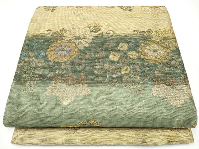 ■■■　サイズ　■■■ 長さ 448cm 幅 31.5cm程 ■■■　商品詳細　■■■ 【正絹】 状態は接写画像のように たれ先に糸よれがございますが その他特に目立ったシミ汚れなどもなく大変良い状態です。 大変上質な逸品になります。 お安く出品致しますので、是非この機会にいかがでしょうか？ ■■■　注意事項　■■■ ■モニター発色の具合により色合いが異なる場合がございます。 ■寸法は多少の誤差が生じる場合がございますのでご了承ください。 ■縫込みの長さが左右非対称の場合は短い部分を記載しております。 左右非対称であってもご返品・お値引き等の保証は出来かねますので、ご了承の上ご購入をお願い致します。 ■シミ等のチェックには注意を払っておりますが、見落としがある場合もございますし、個人の見解も様々ですので神経質な方のご購入はお控えください。 ■箪笥に入っておりました着物や帯なので畳みシワや匂いがあるものもございます。 ■お休みは基本的に土日祝となりますが、その他臨時でお休みする場合がございますのでご了承ください。 ■商品の発送は平日のみの発送となります。 ■夜間と土曜、日曜日はお問い合わせの回答が遅れる場合がございます。 ■当店では、お直し、紋入れ、お手入れ等は承っておりません。 ■生地の状態（ヤケ、経年劣化等）によってはサイズ直しが出来ない場合がございます。 その点もどうかご了承のうえ、ご購入をお願いいたします。 ■弊社で取り扱う商品は一点ものにつき、時期や在庫状況に応じて金額が変更となる場合がございます。 ■検針は行っておりません。予めご了承いただきますようお願いいたします。 ■【洗える着物】と記載のある商品におきましては、商品お届け後に洗濯を行ってしまってからのご返品にはご対応しかねます。 念の為、専門店でのお手入れをお願いいたします。 ■写真に写っている物が全てになります。それ以外の付属品はございませんのでご了承ください。 ■着物のサイズ目安は下記を参考ください↓ ＜女性着物＞　お端折り次第で＋5cm　−1cmが着用可能サイズ 　例）身丈170cmの場合、身長160cm〜175cm ＜男性着物＞　身丈＋約25cm〜27cm程が適応身長 　例）身丈155cmの場合、身長180〜182cm