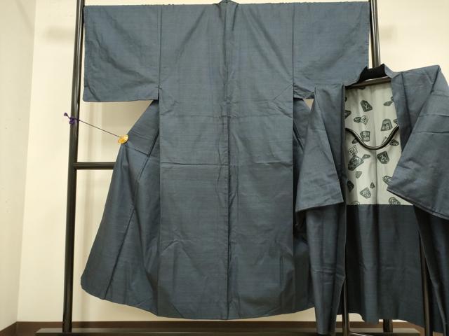 ■■■　サイズ　■■■ 【着物】 身丈 143.5cm（肩から） 裄丈 69.5cm 袖丈 48cm　縫込み 4.5cm 袖幅 35cm 前幅 25.5cm 後幅 30cm 着物縫いこみ 内揚げ 10cm 裄 お袖側 約1cm　身頃側 約1.5cm 【羽織】 身丈 90cm（肩から） 裄丈 70cm 袖丈 47cm　縫込み 4.5cm 袖幅 36cm 前幅 19cm 後幅 30.5cm 裄 お袖側 約2.5cm　身頃側 約1.5cm ■■■　商品詳細　■■■ 【正絹】 状態は特に目立ったシミ汚れなどもなく大変良い状態です。 大変上質な逸品になります。 お安く出品致しますので、是非この機会にいかがでしょうか？ ■■■　注意事項　■■■ ■モニター発色の具合により色合いが異なる場合がございます。 ■寸法は多少の誤差が生じる場合がございますのでご了承ください。 ■縫込みの長さが左右非対称の場合は短い部分を記載しております。 左右非対称であってもご返品・お値引き等の保証は出来かねますので、ご了承の上ご購入をお願い致します。 ■シミ等のチェックには注意を払っておりますが、見落としがある場合もございますし、個人の見解も様々ですので神経質な方のご購入はお控えください。 ■箪笥に入っておりました着物や帯なので畳みシワや匂いがあるものもございます。 ■お休みは基本的に土日祝となりますが、その他臨時でお休みする場合がございますのでご了承ください。 ■商品の発送は平日のみの発送となります。 ■夜間と土曜、日曜日はお問い合わせの回答が遅れる場合がございます。 ■当店では、お直し、紋入れ、お手入れ等は承っておりません。 ■生地の状態（ヤケ、経年劣化等）によってはサイズ直しが出来ない場合がございます。 その点もどうかご了承のうえ、ご購入をお願いいたします。 ■弊社で取り扱う商品は一点ものにつき、時期や在庫状況に応じて金額が変更となる場合がございます。 ■検針は行っておりません。予めご了承いただきますようお願いいたします。 ■【洗える着物】と記載のある商品におきましては、商品お届け後に洗濯を行ってしまってからのご返品にはご対応しかねます。 念の為、専門店でのお手入れをお願いいたします。 ■写真に写っている物が全てになります。それ以外の付属品はございませんのでご了承ください。 ■着物のサイズ目安は下記を参考ください↓ ＜女性着物＞　お端折り次第で＋5cm　−1cmが着用可能サイズ 　例）身丈170cmの場合、身長160cm〜175cm ＜男性着物＞　身丈＋約25cm〜27cm程が適応身長 　例）身丈155cmの場合、身長180〜182cm