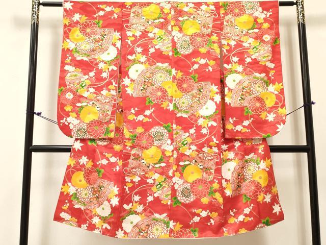 ■■■　サイズ　■■■ 【祝着】 身丈 120cm（肩から） 裄丈 57cm（肩上げ　0cm） 袖丈 72.5cm　縫込み 1.5cm 袖幅 31cm 前幅 18cm 後幅 26cm 着物縫いこみ 内揚げ 0cm （腰上げ　0cm） 裄 お袖側 約2.5cm　身頃側 約1cm ■■■　商品詳細　■■■ 着物【正絹】 状態は接写画像のように左袖後・後身頃・比翼に薄い汚れがございますが その他特に目立ったシミ汚れなどもなく大変良い状態です。 大変上質な逸品になります。 お安く出品致しますので、是非この機会にいかがでしょうか？ ※肩上げと腰上げがされておりません。 ■■■　注意事項　■■■ ■モニター発色の具合により色合いが異なる場合がございます。 ■寸法は多少の誤差が生じる場合がございますのでご了承ください。 ■縫込みの長さが左右非対称の場合は短い部分を記載しております。 左右非対称であってもご返品・お値引き等の保証は出来かねますので、ご了承の上ご購入をお願い致します。 ■シミ等のチェックには注意を払っておりますが、見落としがある場合もございますし、個人の見解も様々ですので神経質な方のご購入はお控えください。 ■箪笥に入っておりました着物や帯なので畳みシワや匂いがあるものもございます。 ■お休みは基本的に土日祝となりますが、その他臨時でお休みする場合がございますのでご了承ください。 ■商品の発送は平日のみの発送となります。 ■夜間と土曜、日曜日はお問い合わせの回答が遅れる場合がございます。 ■当店では、お直し、紋入れ、お手入れ等は承っておりません。 ■生地の状態（ヤケ、経年劣化等）によってはサイズ直しが出来ない場合がございます。 その点もどうかご了承のうえ、ご購入をお願いいたします。 ■弊社で取り扱う商品は一点ものにつき、時期や在庫状況に応じて金額が変更となる場合がございます。 ■検針は行っておりません。予めご了承いただきますようお願いいたします。 ■【洗える着物】と記載のある商品におきましては、商品お届け後に洗濯を行ってしまってからのご返品にはご対応しかねます。 念の為、専門店でのお手入れをお願いいたします。 ■写真に写っている物が全てになります。それ以外の付属品はございませんのでご了承ください。 ■着物のサイズ目安は下記を参考ください↓ ＜女性着物＞　お端折り次第で＋5cm　−1cmが着用可能サイズ 　例）身丈170cmの場合、身長160cm〜175cm ＜男性着物＞　身丈＋約25cm〜27cm程が適応身長 　例）身丈155cmの場合、身長180〜182cm