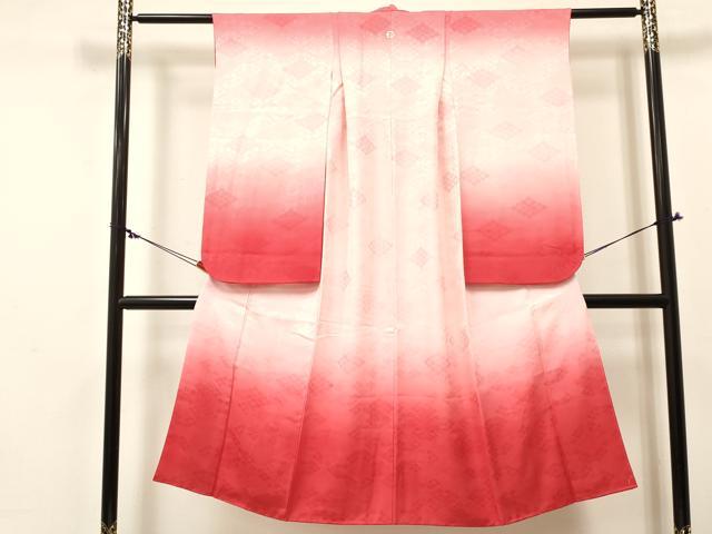 ■■■　サイズ　■■■ 【祝着】 身丈 131.5cm（肩から） 裄丈 48cm（肩上げ　6cm） 袖丈 73cm　縫込み 8cm 袖幅 32cm 前幅 20cm 後幅 26.5cm 着物縫いこみ 内揚げ 11cm （腰上げ　0cm） 裄 お袖側 約4.5cm　身頃側 約7cm ■■■　商品詳細　■■■ 着物【正絹・一つ紋】 状態は特に目立ったシミ汚れなどもなく大変良い状態です。 大変上質な逸品になります。 お安く出品致しますので、是非この機会にいかがでしょうか？ ■■■　注意事項　■■■ ■モニター発色の具合により色合いが異なる場合がございます。 ■寸法は多少の誤差が生じる場合がございますのでご了承ください。 ■縫込みの長さが左右非対称の場合は短い部分を記載しております。 左右非対称であってもご返品・お値引き等の保証は出来かねますので、ご了承の上ご購入をお願い致します。 ■シミ等のチェックには注意を払っておりますが、見落としがある場合もございますし、個人の見解も様々ですので神経質な方のご購入はお控えください。 ■箪笥に入っておりました着物や帯なので畳みシワや匂いがあるものもございます。 ■お休みは基本的に土日祝となりますが、その他臨時でお休みする場合がございますのでご了承ください。 ■商品の発送は平日のみの発送となります。 ■夜間と土曜、日曜日はお問い合わせの回答が遅れる場合がございます。 ■当店では、お直し、紋入れ、お手入れ等は承っておりません。 ■生地の状態（ヤケ、経年劣化等）によってはサイズ直しが出来ない場合がございます。 その点もどうかご了承のうえ、ご購入をお願いいたします。 ■弊社で取り扱う商品は一点ものにつき、時期や在庫状況に応じて金額が変更となる場合がございます。 ■検針は行っておりません。予めご了承いただきますようお願いいたします。 ■【洗える着物】と記載のある商品におきましては、商品お届け後に洗濯を行ってしまってからのご返品にはご対応しかねます。 念の為、専門店でのお手入れをお願いいたします。 ■写真に写っている物が全てになります。それ以外の付属品はございませんのでご了承ください。 ■着物のサイズ目安は下記を参考ください↓ ＜女性着物＞　お端折り次第で＋5cm　−1cmが着用可能サイズ 　例）身丈170cmの場合、身長160cm〜175cm ＜男性着物＞　身丈＋約25cm〜27cm程が適応身長 　例）身丈155cmの場合、身長180〜182cm
