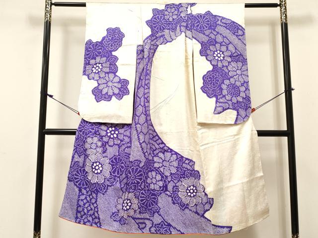 ■■■　サイズ　■■■ 【祝着】 身丈 134cm（肩から） 裄丈 47cm（肩上げ　6.5cm） 袖丈 73cm　縫込み 3.5cm 袖幅 32cm 前幅 21cm 後幅 26.5cm 着物縫いこみ 内揚げ 3cm （腰上げ　0cm） 裄 お袖側 約3cm　身頃側 約0cm ■■■　商品詳細　■■■ 着物【正絹・比翼仕立て】 状態は接写画像のように表地所々・八掛に薄い汚れがございます。 大変上質な逸品になりますので ぜひお手入れをされてお召しになられてはいかがでしょうか。 お安く出品致しますので、是非この機会にいかがでしょうか？ ■■■　注意事項　■■■ ■モニター発色の具合により色合いが異なる場合がございます。 ■寸法は多少の誤差が生じる場合がございますのでご了承ください。 ■縫込みの長さが左右非対称の場合は短い部分を記載しております。 左右非対称であってもご返品・お値引き等の保証は出来かねますので、ご了承の上ご購入をお願い致します。 ■シミ等のチェックには注意を払っておりますが、見落としがある場合もございますし、個人の見解も様々ですので神経質な方のご購入はお控えください。 ■箪笥に入っておりました着物や帯なので畳みシワや匂いがあるものもございます。 ■お休みは基本的に土日祝となりますが、その他臨時でお休みする場合がございますのでご了承ください。 ■商品の発送は平日のみの発送となります。 ■夜間と土曜、日曜日はお問い合わせの回答が遅れる場合がございます。 ■当店では、お直し、紋入れ、お手入れ等は承っておりません。 ■生地の状態（ヤケ、経年劣化等）によってはサイズ直しが出来ない場合がございます。 その点もどうかご了承のうえ、ご購入をお願いいたします。 ■弊社で取り扱う商品は一点ものにつき、時期や在庫状況に応じて金額が変更となる場合がございます。 ■検針は行っておりません。予めご了承いただきますようお願いいたします。 ■【洗える着物】と記載のある商品におきましては、商品お届け後に洗濯を行ってしまってからのご返品にはご対応しかねます。 念の為、専門店でのお手入れをお願いいたします。 ■写真に写っている物が全てになります。それ以外の付属品はございませんのでご了承ください。 ■着物のサイズ目安は下記を参考ください↓ ＜女性着物＞　お端折り次第で＋5cm　−1cmが着用可能サイズ 　例）身丈170cmの場合、身長160cm〜175cm ＜男性着物＞　身丈＋約25cm〜27cm程が適応身長 　例）身丈155cmの場合、身長180〜182cm