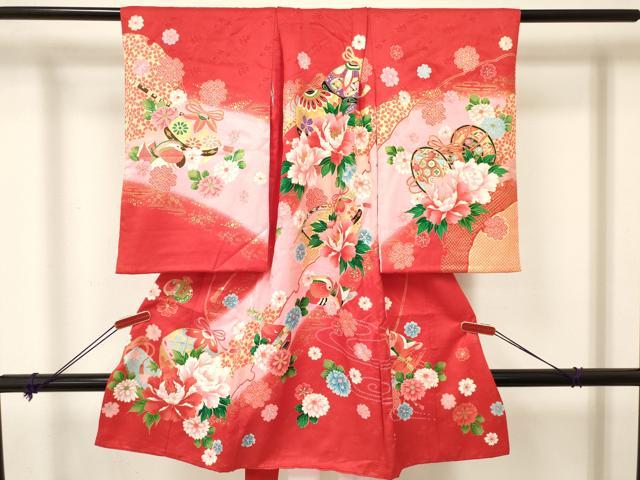 ■■■　サイズ　■■■ 【祝着】 身丈 97cm（肩から） 裄丈 41.5cm（肩上げ　3cm） 袖丈 56cm　縫込み 3cm 袖幅 31.5cm 前幅 15cm 後幅 16.5cm 着物縫いこみ 内揚げ 0cm （腰上げ　0cm） 裄 お袖側 約2cm　身頃側 約2cm ■■■　商品詳細　■■■ 着物【表地：正絹・裏地：化繊・襦袢：化繊】の 状態は接写画像のように紐部分に糸ホツレがございますがその他表地は特に目立ったシミ汚れなどもなく大変良い状態です。 気にならない方であればそのままお召しになれるかと思います。 大変上質な逸品になります。 お安く出品致しますので、是非この機会にいかがでしょうか？ ■■■　注意事項　■■■ ■モニター発色の具合により色合いが異なる場合がございます。 ■寸法は多少の誤差が生じる場合がございますのでご了承ください。 ■縫込みの長さが左右非対称の場合は短い部分を記載しております。 左右非対称であってもご返品・お値引き等の保証は出来かねますので、ご了承の上ご購入をお願い致します。 ■シミ等のチェックには注意を払っておりますが、見落としがある場合もございますし、個人の見解も様々ですので神経質な方のご購入はお控えください。 ■箪笥に入っておりました着物や帯なので畳みシワや匂いがあるものもございます。 ■お休みは基本的に土日祝となりますが、その他臨時でお休みする場合がございますのでご了承ください。 ■商品の発送は平日のみの発送となります。 ■夜間と土曜、日曜日はお問い合わせの回答が遅れる場合がございます。 ■当店では、お直し、紋入れ、お手入れ等は承っておりません。 ■生地の状態（ヤケ、経年劣化等）によってはサイズ直しが出来ない場合がございます。 その点もどうかご了承のうえ、ご購入をお願いいたします。 ■弊社で取り扱う商品は一点ものにつき、時期や在庫状況に応じて金額が変更となる場合がございます。 ■検針は行っておりません。予めご了承いただきますようお願いいたします。 ■【洗える着物】と記載のある商品におきましては、商品お届け後に洗濯を行ってしまってからのご返品にはご対応しかねます。 念の為、専門店でのお手入れをお願いいたします。 ■写真に写っている物が全てになります。それ以外の付属品はございませんのでご了承ください。 ■着物のサイズ目安は下記を参考ください↓ ＜女性着物＞　お端折り次第で＋5cm　−1cmが着用可能サイズ 　例）身丈170cmの場合、身長160cm〜175cm ＜男性着物＞　身丈＋約25cm〜27cm程が適応身長 　例）身丈155cmの場合、身長180〜182cm