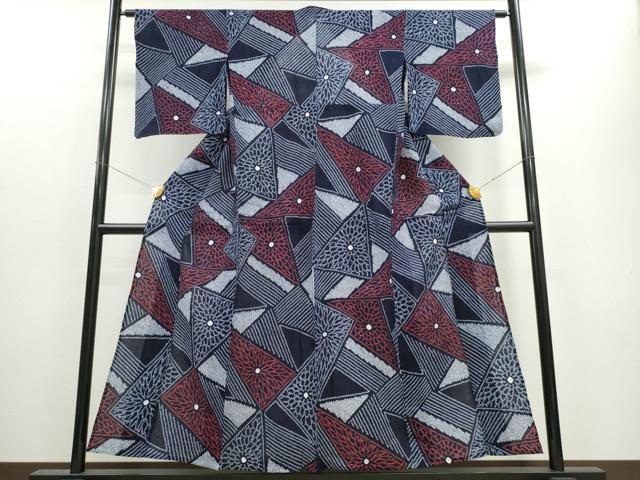 ■■■　サイズ　■■■ 身丈 154cm（肩から） 裄丈 67cm 袖丈 48cm　縫込み 2cm 袖幅 34cm 前幅 24cm 後幅 29.5cm 着物縫いこみ 内揚げ 0cm 裄 お袖側 約3cm　身頃側 約1.5cm ■■■　商品詳細　■■■ 【綿】 状態は特に目立ったシミ汚れなどもなく大変良い状態です。 人気の高い“有松鳴海絞り”の浴衣でございます。 “鳴海絞り”ならではの表情を生み出す立体感と 淡いぼかしで息を吹き込まれ、 今にも動き出しそうな迫力を放っております。 夏祭りや花火大会、これから増えるイベントに連れ立って、 より夏をお楽しみ下さいませ。 大変上質な逸品になります。 お安く出品致しますので、是非この機会にいかがでしょうか？ ■■■　注意事項　■■■ ■モニター発色の具合により色合いが異なる場合がございます。 ■寸法は多少の誤差が生じる場合がございますのでご了承ください。 ■シミ等のチェックには注意を払っておりますが、見落としがある場合もございますし、個人の見解も様々ですので神経質な方のご購入はお控えください。 ■箪笥に入っておりました着物や帯なので畳みシワや匂いがあるものもございます。 ■お休みは基本的に土日祝となりますが、その他臨時でお休みする場合がございますのでご了承ください。 ■商品の発送は平日のみの発送となります。 ■夜間と土曜、日曜日はお問い合わせの回答が遅れる場合がございます。 ■当店では、お直し、紋入れ、お手入れ等は承っておりません。 ■生地の状態（ヤケ、経年劣化等）によってはサイズ直しが出来ない場合がございます。 その点もどうかご了承のうえ、ご購入をお願いいたします。 ■着物のサイズ目安は下記を参考ください↓ ＜女性着物＞　身長-10cm+5cmが着用可能サイズ(お端折り次第) 　例）身長160cmの方→着物身丈150cm〜165cm ＜男性着物＞　身長-27cm ±5cmが着用可能サイズ 　例）身長170cmの方→着物身丈138cm〜148cm