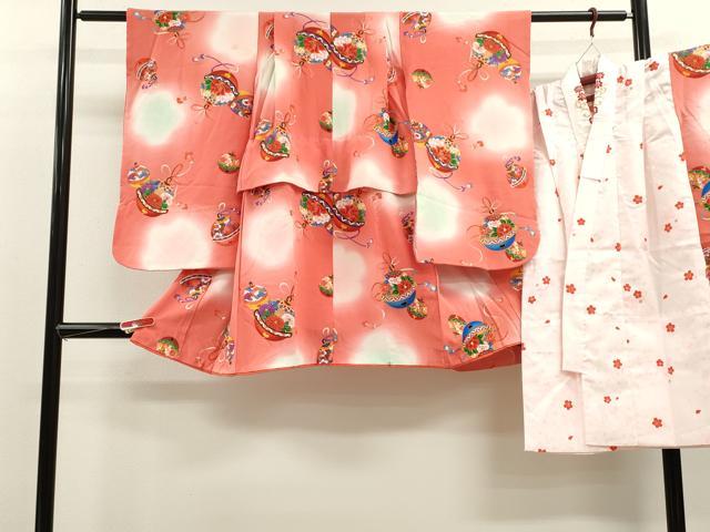 ■■■　サイズ　■■■ 【祝着】 身丈 88.5cm（肩から） 裄丈 64.5cm（肩上げ　4.5cm） 袖丈 5cm　縫込み 1cm 袖幅 32cm 前幅 20.5cm 後幅 27cm 着物縫いこみ 内揚げ 0cm （腰上げ　23.5cm） 裄 お袖側 約5cm　身頃側 約1cm 【長襦袢】 身丈 88cm（肩から） 裄丈 49cm（肩上げ　3.5cm） 袖丈 66cm　縫込み 1.5cm 袖幅 31cm 前幅 21cm 後幅 26.5cm 着物縫いこみ 内揚げ 0cm （裾上げ　28.5cm） 裄 お袖側 約5cm　身頃側 約1cm ■■■　商品詳細　■■■ 着物【表地：正絹・胴裏：化繊】の状態は接写画像のように表地所々・胴裏に薄い汚れがございます。 長襦袢【化繊・単衣】の状態は接写画像のように後身頃・胴裏・下前に薄い汚れがございますが その他特に目立ったシミ汚れなどもなく大変良い状態です。 大変上質な逸品になります。 お安く出品致しますので、是非この機会にいかがでしょうか？ ■■■　注意事項　■■■ ■モニター発色の具合により色合いが異なる場合がございます。 ■寸法は多少の誤差が生じる場合がございますのでご了承ください。 ■縫込みの長さが左右非対称の場合は短い部分を記載しております。 左右非対称であってもご返品・お値引き等の保証は出来かねますので、ご了承の上ご購入をお願い致します。 ■シミ等のチェックには注意を払っておりますが、見落としがある場合もございますし、個人の見解も様々ですので神経質な方のご購入はお控えください。 ■箪笥に入っておりました着物や帯なので畳みシワや匂いがあるものもございます。 ■お休みは基本的に土日祝となりますが、その他臨時でお休みする場合がございますのでご了承ください。 ■商品の発送は平日のみの発送となります。 ■夜間と土曜、日曜日はお問い合わせの回答が遅れる場合がございます。 ■当店では、お直し、紋入れ、お手入れ等は承っておりません。 ■生地の状態（ヤケ、経年劣化等）によってはサイズ直しが出来ない場合がございます。 その点もどうかご了承のうえ、ご購入をお願いいたします。 ■弊社で取り扱う商品は一点ものにつき、時期や在庫状況に応じて金額が変更となる場合がございます。 ■検針は行っておりません。予めご了承いただきますようお願いいたします。 ■【洗える着物】と記載のある商品におきましては、商品お届け後に洗濯を行ってしまってからのご返品にはご対応しかねます。 念の為、専門店でのお手入れをお願いいたします。 ■着物のサイズ目安は下記を参考ください↓ ＜女性着物＞　お端折り次第で＋5cm　−1cmが着用可能サイズ 　例）身丈170cmの場合、身長160cm〜175cm ＜男性着物＞　身丈＋約25cm〜27cm程が適応身長 　例）身丈155cmの場合、身長180〜182cm