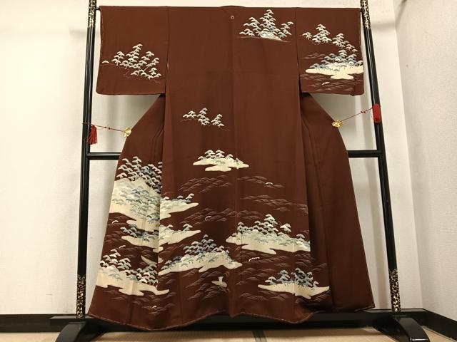 ■■■　サイズ　■■■ 身丈 153cm（肩から） 裄丈 66cm 袖丈 47.5cm　縫込み 5cm 袖幅 33.5cm 前幅 27cm 後幅 31.5cm 着物縫いこみ 内揚げ 4cm 裄 お袖側 約1cm　身頃側 約0cm ■■■　商品詳細　■■■ 【正絹・未使用・一つ紋】 状態は特に目立ったシミ汚れなどもなく大変良い状態です。 大変上質な逸品になります。 お安く出品致しますので、是非この機会にいかがでしょうか？ ■■■　注意事項　■■■ ■モニター発色の具合により色合いが異なる場合がございます。 ■寸法は多少の誤差が生じる場合がございますのでご了承ください。 ■縫込みの長さが左右非対称の場合は短い部分を記載しております。 左右非対称であってもご返品・お値引き等の保証は出来かねますので、ご了承の上ご購入をお願い致します。 ■シミ等のチェックには注意を払っておりますが、見落としがある場合もございますし、個人の見解も様々ですので神経質な方のご購入はお控えください。 ■箪笥に入っておりました着物や帯なので畳みシワや匂いがあるものもございます。 ■お休みは基本的に土日祝となりますが、その他臨時でお休みする場合がございますのでご了承ください。 ■商品の発送は平日のみの発送となります。 ■夜間と土曜、日曜日はお問い合わせの回答が遅れる場合がございます。 ■当店では、お直し、紋入れ、お手入れ等は承っておりません。 ■生地の状態（ヤケ、経年劣化等）によってはサイズ直しが出来ない場合がございます。 その点もどうかご了承のうえ、ご購入をお願いいたします。 ■弊社で取り扱う商品は一点ものにつき、時期や在庫状況に応じて金額が変更となる場合がございます。 ■検針は行っておりません。予めご了承いただきますようお願いいたします。 ■【洗える着物】と記載のある商品におきましては、商品お届け後に洗濯を行ってしまってからのご返品にはご対応しかねます。 念の為、専門店でのお手入れをお願いいたします。 ■写真に写っている物が全てになります。それ以外の付属品はございませんのでご了承ください。 ■着物のサイズ目安は下記を参考ください↓ ＜女性着物＞　お端折り次第で＋5cm　−1cmが着用可能サイズ 　例）身丈170cmの場合、身長160cm〜175cm ＜男性着物＞　身丈＋約25cm〜27cm程が適応身長 　例）身丈155cmの場合、身長180〜182cm