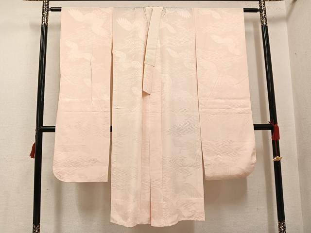 ■■■　サイズ　■■■ 身丈 131.5cm（肩から） 裄丈 64.5cm 袖丈 107cm　縫込み 2.5cm 袖幅 32cm 前幅 26cm 後幅 30cm 着物縫いこみ 内揚げ 0cm 裄 お袖側 約2cm　身頃側 約0cm ■■■　商品詳細　■■■ 【正絹】 状態は接写画像のように表地所々に薄い汚れがございます。 大変上質な逸品になりますのでぜひお手入れをされてお召しになられてはいかがでしょうか。 お安く出品致しますので、是非この機会にいかがでしょうか？ ■■■　注意事項　■■■ ■モニター発色の具合により色合いが異なる場合がございます。 ■寸法は多少の誤差が生じる場合がございますのでご了承ください。 ■縫込みの長さが左右非対称の場合は短い部分を記載しております。 左右非対称であってもご返品・お値引き等の保証は出来かねますので、ご了承の上ご購入をお願い致します。 ■シミ等のチェックには注意を払っておりますが、見落としがある場合もございますし、個人の見解も様々ですので神経質な方のご購入はお控えください。 ■箪笥に入っておりました着物や帯なので畳みシワや匂いがあるものもございます。 ■お休みは基本的に土日祝となりますが、その他臨時でお休みする場合がございますのでご了承ください。 ■商品の発送は平日のみの発送となります。 ■夜間と土曜、日曜日はお問い合わせの回答が遅れる場合がございます。 ■当店では、お直し、紋入れ、お手入れ等は承っておりません。 ■生地の状態（ヤケ、経年劣化等）によってはサイズ直しが出来ない場合がございます。 その点もどうかご了承のうえ、ご購入をお願いいたします。 ■弊社で取り扱う商品は一点ものにつき、時期や在庫状況に応じて金額が変更となる場合がございます。 ■検針は行っておりません。予めご了承いただきますようお願いいたします。 ■【洗える着物】と記載のある商品におきましては、商品お届け後に洗濯を行ってしまってからのご返品にはご対応しかねます。 念の為、専門店でのお手入れをお願いいたします。 ■写真に写っている物が全てになります。それ以外の付属品はございませんのでご了承ください。 ■着物のサイズ目安は下記を参考ください↓ ＜女性着物＞　お端折り次第で＋5cm　−1cmが着用可能サイズ 　例）身丈170cmの場合、身長160cm〜175cm ＜男性着物＞　身丈＋約25cm〜27cm程が適応身長 　例）身丈155cmの場合、身長180〜182cm