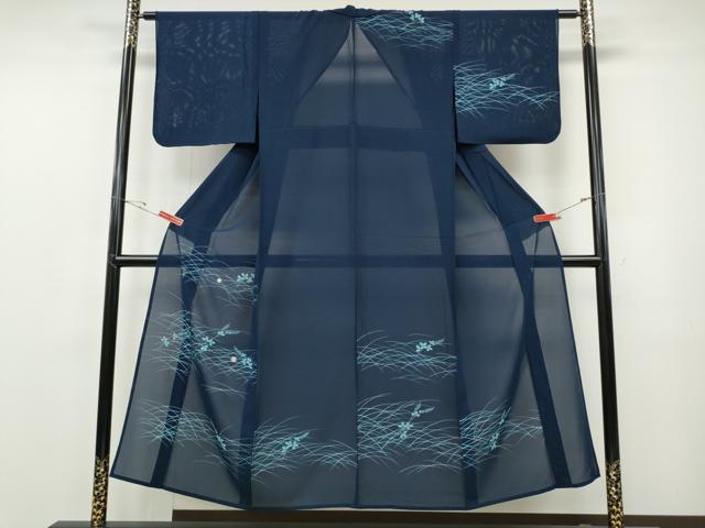 ■■■　サイズ　■■■ 身丈 148cm（肩から） 裄丈 62cm 袖丈 44cm　縫込み 7cm 袖幅 32cm 前幅 25.5cm 後幅 29.5cm 着物縫いこみ 内揚げ 3cm 裄 お袖側 約2cm　身頃側 約2cm ■■■　商品詳細　■■■ 【正絹】 状態は接写画像のように衿裏・裏地に薄い汚れがございますが その他特に目立ったシミ汚れなどもなく大変良い状態です。 大変上質な逸品になります。 お安く出品致しますので、是非この機会にいかがでしょうか？ ■■■　注意事項　■■■ ■モニター発色の具合により色合いが異なる場合がございます。 ■寸法は多少の誤差が生じる場合がございますのでご了承ください。 ■縫込みの長さが左右非対称の場合は短い部分を記載しております。 左右非対称であってもご返品・お値引き等の保証は出来かねますので、ご了承の上ご購入をお願い致します。 ■シミ等のチェックには注意を払っておりますが、見落としがある場合もございますし、個人の見解も様々ですので神経質な方のご購入はお控えください。 ■箪笥に入っておりました着物や帯なので畳みシワや匂いがあるものもございます。 ■お休みは基本的に土日祝となりますが、その他臨時でお休みする場合がございますのでご了承ください。 ■商品の発送は平日のみの発送となります。 ■夜間と土曜、日曜日はお問い合わせの回答が遅れる場合がございます。 ■当店では、お直し、紋入れ、お手入れ等は承っておりません。 ■生地の状態（ヤケ、経年劣化等）によってはサイズ直しが出来ない場合がございます。 その点もどうかご了承のうえ、ご購入をお願いいたします。 ■弊社で取り扱う商品は一点ものにつき、時期や在庫状況に応じて金額が変更となる場合がございます。 ■検針は行っておりません。予めご了承いただきますようお願いいたします。 ■【洗える着物】と記載のある商品におきましては、商品お届け後に洗濯を行ってしまってからのご返品にはご対応しかねます。 念の為、専門店でのお手入れをお願いいたします。 ■写真に写っている物が全てになります。それ以外の付属品はございませんのでご了承ください。 ■着物のサイズ目安は下記を参考ください↓ ＜女性着物＞　お端折り次第で＋5cm　−1cmが着用可能サイズ 　例）身丈170cmの場合、身長160cm〜175cm ＜男性着物＞　身丈＋約25cm〜27cm程が適応身長 　例）身丈155cmの場合、身長180〜182cm