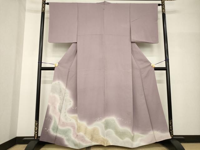 ■■■　サイズ　■■■ 身丈 158cm（肩から） 裄丈 63cm 袖丈 49cm　縫込み 7cm 袖幅 32cm 前幅 27cm 後幅 30.5cm 着物縫いこみ 内揚げ 8cm 裄 お袖側 約4cm　身頃側 約4cm ■■■　商品詳細　■■■ 【正絹・一つ紋】 状態は接写画像のように袖口・衿山に薄い汚れがございますが その他特に目立ったシミ汚れなどもなく大変良い状態です。 大変上質な逸品になります。 お安く出品致しますので、是非この機会にいかがでしょうか？ ※若干たたみシワがございます。 ■■■　注意事項　■■■ ■モニター発色の具合により色合いが異なる場合がございます。 ■寸法は多少の誤差が生じる場合がございますのでご了承ください。 ■縫込みの長さが左右非対称の場合は短い部分を記載しております。 左右非対称であってもご返品・お値引き等の保証は出来かねますので、ご了承の上ご購入をお願い致します。 ■シミ等のチェックには注意を払っておりますが、見落としがある場合もございますし、個人の見解も様々ですので神経質な方のご購入はお控えください。 ■箪笥に入っておりました着物や帯なので畳みシワや匂いがあるものもございます。 ■お休みは基本的に土日祝となりますが、その他臨時でお休みする場合がございますのでご了承ください。 ■商品の発送は平日のみの発送となります。 ■夜間と土曜、日曜日はお問い合わせの回答が遅れる場合がございます。 ■当店では、お直し、紋入れ、お手入れ等は承っておりません。 ■生地の状態（ヤケ、経年劣化等）によってはサイズ直しが出来ない場合がございます。 その点もどうかご了承のうえ、ご購入をお願いいたします。 ■弊社で取り扱う商品は一点ものにつき、時期や在庫状況に応じて金額が変更となる場合がございます。 ■検針は行っておりません。予めご了承いただきますようお願いいたします。 ■【洗える着物】と記載のある商品におきましては、商品お届け後に洗濯を行ってしまってからのご返品にはご対応しかねます。 念の為、専門店でのお手入れをお願いいたします。 ■写真に写っている物が全てになります。それ以外の付属品はございませんのでご了承ください。 ■着物のサイズ目安は下記を参考ください↓ ＜女性着物＞　お端折り次第で＋5cm　−1cmが着用可能サイズ 　例）身丈170cmの場合、身長160cm〜175cm ＜男性着物＞　身丈＋約25cm〜27cm程が適応身長 　例）身丈155cmの場合、身長180〜182cm