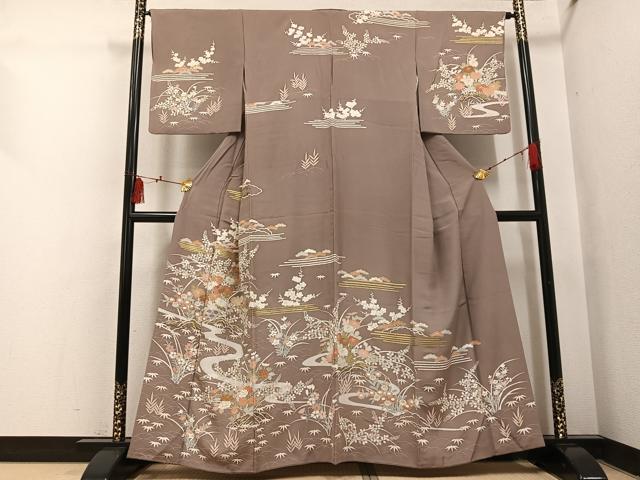 ■■■　サイズ　■■■ 身丈 158cm（肩から） 裄丈 64.5cm 袖丈 47.5cm　縫込み 5cm 袖幅 32.5cm 前幅 24cm 後幅 30cm 着物縫いこみ 内揚げ 5cm 裄 お袖側 約3cm　身頃側 約3cm ■■■　商品詳細　■■■ 【正絹】 状態は特に目立ったシミ汚れなどもなく大変良い状態です。 大変上質な逸品になります。 お安く出品致しますので、是非この機会にいかがでしょうか？ ■■■　注意事項　■■■ ■モニター発色の具合により色合いが異なる場合がございます。 ■寸法は多少の誤差が生じる場合がございますのでご了承ください。 ■縫込みの長さが左右非対称の場合は短い部分を記載しております。 左右非対称であってもご返品・お値引き等の保証は出来かねますので、ご了承の上ご購入をお願い致します。 ■シミ等のチェックには注意を払っておりますが、見落としがある場合もございますし、個人の見解も様々ですので神経質な方のご購入はお控えください。 ■箪笥に入っておりました着物や帯なので畳みシワや匂いがあるものもございます。 ■お休みは基本的に土日祝となりますが、その他臨時でお休みする場合がございますのでご了承ください。 ■商品の発送は平日のみの発送となります。 ■夜間と土曜、日曜日はお問い合わせの回答が遅れる場合がございます。 ■当店では、お直し、紋入れ、お手入れ等は承っておりません。 ■生地の状態（ヤケ、経年劣化等）によってはサイズ直しが出来ない場合がございます。 その点もどうかご了承のうえ、ご購入をお願いいたします。 ■弊社で取り扱う商品は一点ものにつき、時期や在庫状況に応じて金額が変更となる場合がございます。 ■検針は行っておりません。予めご了承いただきますようお願いいたします。 ■【洗える着物】と記載のある商品におきましては、商品お届け後に洗濯を行ってしまってからのご返品にはご対応しかねます。 念の為、専門店でのお手入れをお願いいたします。 ■写真に写っている物が全てになります。それ以外の付属品はございませんのでご了承ください。 ■着物のサイズ目安は下記を参考ください↓ ＜女性着物＞　お端折り次第で＋5cm　−1cmが着用可能サイズ 　例）身丈170cmの場合、身長160cm〜175cm ＜男性着物＞　身丈＋約25cm〜27cm程が適応身長 　例）身丈155cmの場合、身長180〜182cm
