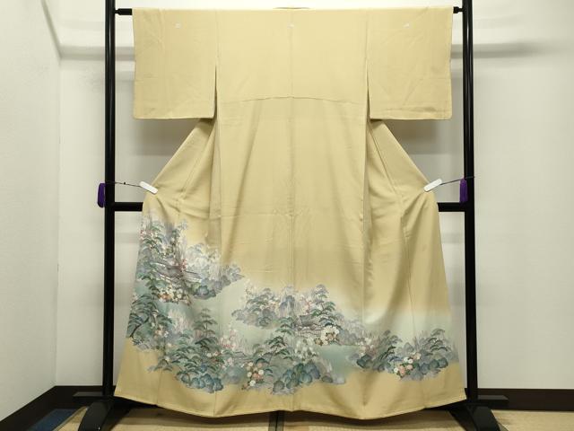 ■■■　サイズ　■■■ 身丈 160cm（肩から） 裄丈 62cm 袖丈 45cm　縫込み 6.5cm 袖幅 32.5cm 前幅 24cm 後幅 30cm 着物縫いこみ 内揚げ 7cm 裄 お袖側 約2.5cm　身頃側 約4cm ■■■　商品詳細　■■■ 【正絹・三つ紋・比翼仕立て】 状態は接写画像のように上前・両袖・比翼衿・衿山に薄い汚れがございますが その他特に目立ったシミ汚れなどもなく大変良い状態です。 大変上質な逸品になります。 お安く出品致しますので、是非この機会にいかがでしょうか？ ■■■　注意事項　■■■ ■モニター発色の具合により色合いが異なる場合がございます。 ■寸法は多少の誤差が生じる場合がございますのでご了承ください。 ■縫込みの長さが左右非対称の場合は短い部分を記載しております。 左右非対称であってもご返品・お値引き等の保証は出来かねますので、ご了承の上ご購入をお願い致します。 ■シミ等のチェックには注意を払っておりますが、見落としがある場合もございますし、個人の見解も様々ですので神経質な方のご購入はお控えください。 ■箪笥に入っておりました着物や帯なので畳みシワや匂いがあるものもございます。 ■お休みは基本的に土日祝となりますが、その他臨時でお休みする場合がございますのでご了承ください。 ■商品の発送は平日のみの発送となります。 ■夜間と土曜、日曜日はお問い合わせの回答が遅れる場合がございます。 ■当店では、お直し、紋入れ、お手入れ等は承っておりません。 ■生地の状態（ヤケ、経年劣化等）によってはサイズ直しが出来ない場合がございます。 その点もどうかご了承のうえ、ご購入をお願いいたします。 ■弊社で取り扱う商品は一点ものにつき、時期や在庫状況に応じて金額が変更となる場合がございます。 ■検針は行っておりません。予めご了承いただきますようお願いいたします。 ■【洗える着物】と記載のある商品におきましては、商品お届け後に洗濯を行ってしまってからのご返品にはご対応しかねます。 念の為、専門店でのお手入れをお願いいたします。 ■写真に写っている物が全てになります。それ以外の付属品はございませんのでご了承ください。 ■着物のサイズ目安は下記を参考ください↓ ＜女性着物＞　お端折り次第で＋5cm　−1cmが着用可能サイズ 　例）身丈170cmの場合、身長160cm〜175cm ＜男性着物＞　身丈＋約25cm〜27cm程が適応身長 　例）身丈155cmの場合、身長180〜182cm