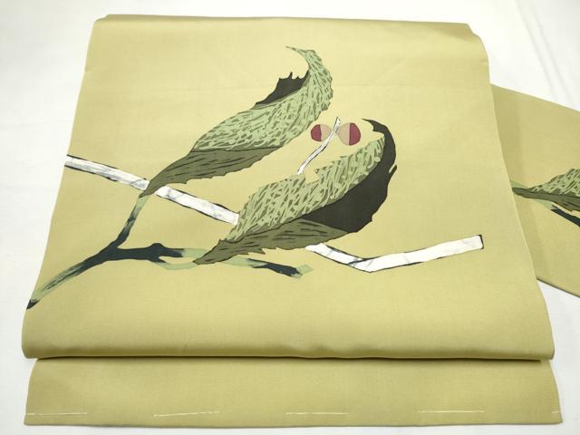 ■■■　サイズ　■■■ 長さ 350cm 幅 30.5cm程 ■■■　商品詳細　■■■ 【正絹】 状態は接写画像のように 太鼓下部・太鼓・裏地に薄い汚れがございますが その他特に目立ったシミ汚れなどもなく大変良い状態です。 大変上質な逸品になります。 お安く出品致しますので、是非この機会にいかがでしょうか？ ■■■　注意事項　■■■ ■モニター発色の具合により色合いが異なる場合がございます。 ■寸法は多少の誤差が生じる場合がございますのでご了承ください。 ■縫込みの長さが左右非対称の場合は短い部分を記載しております。 左右非対称であってもご返品・お値引き等の保証は出来かねますので、ご了承の上ご購入をお願い致します。 ■シミ等のチェックには注意を払っておりますが、見落としがある場合もございますし、個人の見解も様々ですので神経質な方のご購入はお控えください。 ■箪笥に入っておりました着物や帯なので畳みシワや匂いがあるものもございます。 ■お休みは基本的に土日祝となりますが、その他臨時でお休みする場合がございますのでご了承ください。 ■商品の発送は平日のみの発送となります。 ■夜間と土曜、日曜日はお問い合わせの回答が遅れる場合がございます。 ■当店では、お直し、紋入れ、お手入れ等は承っておりません。 ■生地の状態（ヤケ、経年劣化等）によってはサイズ直しが出来ない場合がございます。 その点もどうかご了承のうえ、ご購入をお願いいたします。 ■弊社で取り扱う商品は一点ものにつき、時期や在庫状況に応じて金額が変更となる場合がございます。 ■検針は行っておりません。予めご了承いただきますようお願いいたします。 ■【洗える着物】と記載のある商品におきましては、商品お届け後に洗濯を行ってしまってからのご返品にはご対応しかねます。 念の為、専門店でのお手入れをお願いいたします。 ■写真に写っている物が全てになります。それ以外の付属品はございませんのでご了承ください。 ■着物のサイズ目安は下記を参考ください↓ ＜女性着物＞　お端折り次第で＋5cm　−1cmが着用可能サイズ 　例）身丈170cmの場合、身長160cm〜175cm ＜男性着物＞　身丈＋約25cm〜27cm程が適応身長 　例）身丈155cmの場合、身長180〜182cm