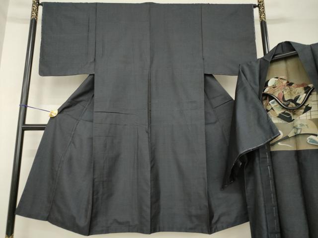 ■■■　サイズ　■■■ 【着物】 身丈 134cm（肩から） 裄丈 64.5cm 袖丈 51cm　縫込み 3cm 袖幅 32cm 前幅 24.5cm 後幅 32cm 着物縫いこみ 内揚げ 6cm 裄 お袖側 約2cm　身頃側 約2cm 【羽織】 身丈 89cm（肩から） 裄丈 65cm 袖丈 50.5cm　縫込み 2cm 袖幅 32cm 前幅 19.5cm 後幅 32cm 裄 お袖側 約1cm　身頃側 約2cm ■■■　商品詳細　■■■ 【正絹】 着物の状態は特に目立ったシミ汚れなどもなく大変良い状態です。 羽織の状態は接写画像のように羽裏にアクがございますが その他特に目立ったシミ汚れなどもなく大変良い状態です。 大変上質な逸品になります。 お安く出品致しますので、是非この機会にいかがでしょうか？ ■■■　注意事項　■■■ ■モニター発色の具合により色合いが異なる場合がございます。 ■寸法は多少の誤差が生じる場合がございますのでご了承ください。 ■縫込みの長さが左右非対称の場合は短い部分を記載しております。 左右非対称であってもご返品・お値引き等の保証は出来かねますので、ご了承の上ご購入をお願い致します。 ■シミ等のチェックには注意を払っておりますが、見落としがある場合もございますし、個人の見解も様々ですので神経質な方のご購入はお控えください。 ■箪笥に入っておりました着物や帯なので畳みシワや匂いがあるものもございます。 ■お休みは基本的に土日祝となりますが、その他臨時でお休みする場合がございますのでご了承ください。 ■商品の発送は平日のみの発送となります。 ■夜間と土曜、日曜日はお問い合わせの回答が遅れる場合がございます。 ■当店では、お直し、紋入れ、お手入れ等は承っておりません。 ■生地の状態（ヤケ、経年劣化等）によってはサイズ直しが出来ない場合がございます。 その点もどうかご了承のうえ、ご購入をお願いいたします。 ■弊社で取り扱う商品は一点ものにつき、時期や在庫状況に応じて金額が変更となる場合がございます。 ■検針は行っておりません。予めご了承いただきますようお願いいたします。 ■【洗える着物】と記載のある商品におきましては、商品お届け後に洗濯を行ってしまってからのご返品にはご対応しかねます。 念の為、専門店でのお手入れをお願いいたします。 ■写真に写っている物が全てになります。それ以外の付属品はございませんのでご了承ください。 ■着物のサイズ目安は下記を参考ください↓ ＜女性着物＞　お端折り次第で＋5cm　−1cmが着用可能サイズ 　例）身丈170cmの場合、身長160cm〜175cm ＜男性着物＞　身丈＋約25cm〜27cm程が適応身長 　例）身丈155cmの場合、身長180〜182cm