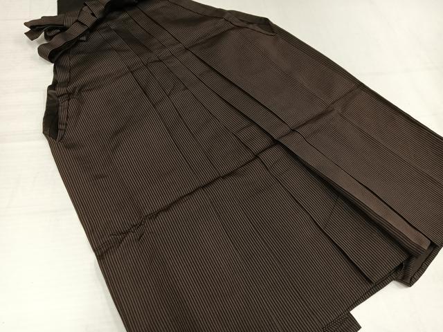 ■■■　サイズ　■■■ 紐下丈　約84.5cm ■■■　商品詳細　■■■ 【正絹】 状態は接写画像のように一の襞に薄い汚れがございますが その他特に目立ったシミ汚れなどもなく大変良い状態です。 大変上質な逸品になります。 お安く出品致しますので、是非この機会にいかがでしょうか？ ■■■　注意事項　■■■ ■モニター発色の具合により色合いが異なる場合がございます。 ■寸法は多少の誤差が生じる場合がございますのでご了承ください。 ■縫込みの長さが左右非対称の場合は短い部分を記載しております。 左右非対称であってもご返品・お値引き等の保証は出来かねますので、ご了承の上ご購入をお願い致します。 ■シミ等のチェックには注意を払っておりますが、見落としがある場合もございますし、個人の見解も様々ですので神経質な方のご購入はお控えください。 ■箪笥に入っておりました着物や帯なので畳みシワや匂いがあるものもございます。 ■お休みは基本的に土日祝となりますが、その他臨時でお休みする場合がございますのでご了承ください。 ■商品の発送は平日のみの発送となります。 ■夜間と土曜、日曜日はお問い合わせの回答が遅れる場合がございます。 ■当店では、お直し、紋入れ、お手入れ等は承っておりません。 ■生地の状態（ヤケ、経年劣化等）によってはサイズ直しが出来ない場合がございます。 その点もどうかご了承のうえ、ご購入をお願いいたします。 ■弊社で取り扱う商品は一点ものにつき、時期や在庫状況に応じて金額が変更となる場合がございます。 ■検針は行っておりません。予めご了承いただきますようお願いいたします。 ■【洗える着物】と記載のある商品におきましては、商品お届け後に洗濯を行ってしまってからのご返品にはご対応しかねます。 念の為、専門店でのお手入れをお願いいたします。 ■写真に写っている物が全てになります。それ以外の付属品はございませんのでご了承ください。 ■着物のサイズ目安は下記を参考ください↓ ＜女性着物＞　お端折り次第で＋5cm　−1cmが着用可能サイズ 　例）身丈170cmの場合、身長160cm〜175cm ＜男性着物＞　身丈＋約25cm〜27cm程が適応身長 　例）身丈155cmの場合、身長180〜182cm