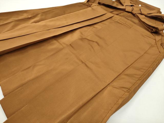 ■■■　サイズ　■■■ 紐下丈　約81.5cm ■■■　商品詳細　■■■ 【正絹】 状態は特に目立ったシミ汚れなどもなく大変良い状態です。 大変上質な逸品になります。 お安く出品致しますので、是非この機会にいかがでしょうか？ ■■■　注意事項　■■■ ■モニター発色の具合により色合いが異なる場合がございます。 ■寸法は多少の誤差が生じる場合がございますのでご了承ください。 ■縫込みの長さが左右非対称の場合は短い部分を記載しております。 左右非対称であってもご返品・お値引き等の保証は出来かねますので、ご了承の上ご購入をお願い致します。 ■シミ等のチェックには注意を払っておりますが、見落としがある場合もございますし、個人の見解も様々ですので神経質な方のご購入はお控えください。 ■箪笥に入っておりました着物や帯なので畳みシワや匂いがあるものもございます。 ■お休みは基本的に土日祝となりますが、その他臨時でお休みする場合がございますのでご了承ください。 ■商品の発送は平日のみの発送となります。 ■夜間と土曜、日曜日はお問い合わせの回答が遅れる場合がございます。 ■当店では、お直し、紋入れ、お手入れ等は承っておりません。 ■生地の状態（ヤケ、経年劣化等）によってはサイズ直しが出来ない場合がございます。 その点もどうかご了承のうえ、ご購入をお願いいたします。 ■弊社で取り扱う商品は一点ものにつき、時期や在庫状況に応じて金額が変更となる場合がございます。 ■検針は行っておりません。予めご了承いただきますようお願いいたします。 ■【洗える着物】と記載のある商品におきましては、商品お届け後に洗濯を行ってしまってからのご返品にはご対応しかねます。 念の為、専門店でのお手入れをお願いいたします。 ■写真に写っている物が全てになります。それ以外の付属品はございませんのでご了承ください。 ■着物のサイズ目安は下記を参考ください↓ ＜女性着物＞　お端折り次第で＋5cm　−1cmが着用可能サイズ 　例）身丈170cmの場合、身長160cm〜175cm ＜男性着物＞　身丈＋約25cm〜27cm程が適応身長 　例）身丈155cmの場合、身長180〜182cm