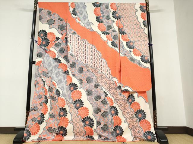 ■■■　サイズ　■■■ 身丈 171cm（肩から） 裄丈 68cm 袖丈 113.5cm　縫込み 6cm 袖幅 34.5cm 前幅 24.5cm 後幅 30.5cm 着物縫いこみ 内揚げ 0cm 裄 お袖側 約1cm　身頃側 約0cm ■■■　商品詳細　■■■ 【正絹】 状態は接写画像のように左袖前後・胴裏・衿に薄い汚れがございますが その他特に目立ったシミ汚れなどもなく大変良い状態です。 絞りのお着物の中でも最高級として知られる名門【藤娘きぬたや】。 創業者から受け継ぐ、『誰も創ることが出来ない絞り・誰も創ろうとしない絞り』を コンセプトに美の限界に挑戦し、究極の絞りを追及し続けています。 図案から全てがオリジナルで自社製造を行い、 親子三代にわたって受け継がれていく着物を目指しています。 高度な技術を要する複雑な絞りに「藤娘五色」を基とする 手挿し染めによる染色を加えることにて「藤娘しぼり」が生み出されています。 創り出す作品の数々は、未だ見ぬ、お召になる方の幸せを願い、 一点一点、真心を込め創作されます。 ニューヨークでの個展を3度開催し、それが縁でメトロポリタン美術館に『宴』を永久所蔵され、 「美しいきもの」にも毎号紹介される、きぬたやの貫禄が感じられます。 大変上質な逸品になります。 お安く出品致しますので、是非この機会にいかがでしょうか？ ■■■　注意事項　■■■ ■モニター発色の具合により色合いが異なる場合がございます。 ■寸法は多少の誤差が生じる場合がございますのでご了承ください。 ■縫込みの長さが左右非対称の場合は短い部分を記載しております。 左右非対称であってもご返品・お値引き等の保証は出来かねますので、ご了承の上ご購入をお願い致します。 ■シミ等のチェックには注意を払っておりますが、見落としがある場合もございますし、個人の見解も様々ですので神経質な方のご購入はお控えください。 ■箪笥に入っておりました着物や帯なので畳みシワや匂いがあるものもございます。 ■お休みは基本的に土日祝となりますが、その他臨時でお休みする場合がございますのでご了承ください。 ■商品の発送は平日のみの発送となります。 ■夜間と土曜、日曜日はお問い合わせの回答が遅れる場合がございます。 ■当店では、お直し、紋入れ、お手入れ等は承っておりません。 ■生地の状態（ヤケ、経年劣化等）によってはサイズ直しが出来ない場合がございます。 その点もどうかご了承のうえ、ご購入をお願いいたします。 ■弊社で取り扱う商品は一点ものにつき、時期や在庫状況に応じて金額が変更となる場合がございます。 ■検針は行っておりません。予めご了承いただきますようお願いいたします。 ■【洗える着物】と記載のある商品におきましては、商品お届け後に洗濯を行ってしまってからのご返品にはご対応しかねます。 念の為、専門店でのお手入れをお願いいたします。 ■写真に写っている物が全てになります。それ以外の付属品はございませんのでご了承ください。 ■着物のサイズ目安は下記を参考ください↓ ＜女性着物＞　お端折り次第で＋5cm　−1cmが着用可能サイズ 　例）身丈170cmの場合、身長160cm〜175cm ＜男性着物＞　身丈＋約25cm〜27cm程が適応身長 　例）身丈155cmの場合、身長180〜182cm