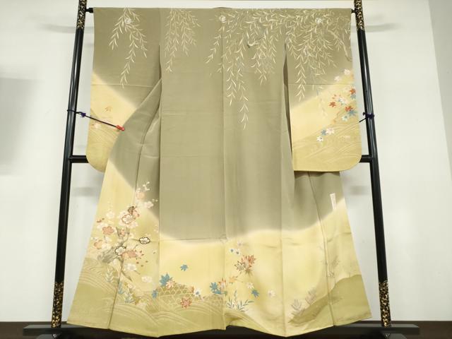■■■　サイズ　■■■ 身丈 152.5cm（肩から） 裄丈 65cm 袖丈 86.5cm　縫込み 4cm 袖幅 33cm 前幅 24.5cm 後幅 30cm 着物縫いこみ 内揚げ 9cm 裄 お袖側 約2cm　身頃側 約2cm ■■■　商品詳細　■■■ 【正絹・五つ紋・重ね衿：取り外し可能】 状態は特に目立ったシミ汚れなどもなく大変良い状態です。 貝島はるみ氏の衣は アンティークの意匠を現代の作品に投影し創りこまれた、現代作品です。 柄・色・構図などアンティークの世界を独特の技術で作り上げています。 また、大正レトロブームの火付け役となり一世を風靡しました。 古典を基調にした柄行きが魅力です。 大正浪漫の薫り立つ独特の表情が印象的です。 貝島はるみさんは1980年代に活躍したスタイリストで 雑誌an・an(アンアン)では絶大な人気を誇ったカリスマスタイリストとして活躍していました。 「綺麗」は古典柄を中心としたシックな色合いに 日本の美しい情景が感じられる綺麗で美しい柄が特徴のブランドです。 大変上質な逸品になります。 お安く出品致しますので、是非この機会にいかがでしょうか？ ■■■　注意事項　■■■ ■モニター発色の具合により色合いが異なる場合がございます。 ■寸法は多少の誤差が生じる場合がございますのでご了承ください。 ■縫込みの長さが左右非対称の場合は短い部分を記載しております。 左右非対称であってもご返品・お値引き等の保証は出来かねますので、ご了承の上ご購入をお願い致します。 ■シミ等のチェックには注意を払っておりますが、見落としがある場合もございますし、個人の見解も様々ですので神経質な方のご購入はお控えください。 ■箪笥に入っておりました着物や帯なので畳みシワや匂いがあるものもございます。 ■お休みは基本的に土日祝となりますが、その他臨時でお休みする場合がございますのでご了承ください。 ■商品の発送は平日のみの発送となります。 ■夜間と土曜、日曜日はお問い合わせの回答が遅れる場合がございます。 ■当店では、お直し、紋入れ、お手入れ等は承っておりません。 ■生地の状態（ヤケ、経年劣化等）によってはサイズ直しが出来ない場合がございます。 その点もどうかご了承のうえ、ご購入をお願いいたします。 ■弊社で取り扱う商品は一点ものにつき、時期や在庫状況に応じて金額が変更となる場合がございます。 ■検針は行っておりません。予めご了承いただきますようお願いいたします。 ■【洗える着物】と記載のある商品におきましては、商品お届け後に洗濯を行ってしまってからのご返品にはご対応しかねます。 念の為、専門店でのお手入れをお願いいたします。 ■写真に写っている物が全てになります。それ以外の付属品はございませんのでご了承ください。 ■着物のサイズ目安は下記を参考ください↓ ＜女性着物＞　お端折り次第で＋5cm　−1cmが着用可能サイズ 　例）身丈170cmの場合、身長160cm〜175cm ＜男性着物＞　身丈＋約25cm〜27cm程が適応身長 　例）身丈155cmの場合、身長180〜182cm