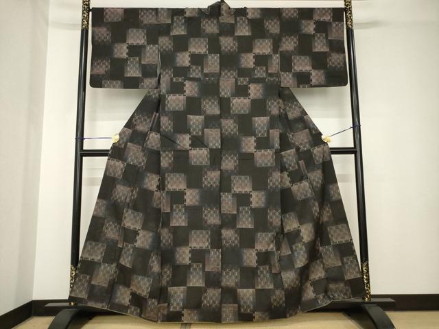 ■■■　サイズ　■■■ 身丈 160cm（肩から） 裄丈 67cm 袖丈 49cm　縫込み 4.5cm 袖幅 34cm 前幅 26cm 後幅 30cm 着物縫いこみ 内揚げ 6cm 裄 お袖側 約1cm　身頃側 約1cm ■■■　商品詳細　■■■ 【正絹】 状態は接写画像のように表地所々・胴裏・衿山に薄い汚れがございます。 大変上質な逸品になりますのでぜひお手入れをされてお召しになられてはいかがでしょうか。 お安く出品致しますので、是非この機会にいかがでしょうか？ ■■■　注意事項　■■■ ■モニター発色の具合により色合いが異なる場合がございます。 ■寸法は多少の誤差が生じる場合がございますのでご了承ください。 ■縫込みの長さが左右非対称の場合は短い部分を記載しております。 左右非対称であってもご返品・お値引き等の保証は出来かねますので、ご了承の上ご購入をお願い致します。 ■シミ等のチェックには注意を払っておりますが、見落としがある場合もございますし、個人の見解も様々ですので神経質な方のご購入はお控えください。 ■箪笥に入っておりました着物や帯なので畳みシワや匂いがあるものもございます。 ■お休みは基本的に土日祝となりますが、その他臨時でお休みする場合がございますのでご了承ください。 ■商品の発送は平日のみの発送となります。 ■夜間と土曜、日曜日はお問い合わせの回答が遅れる場合がございます。 ■当店では、お直し、紋入れ、お手入れ等は承っておりません。 ■生地の状態（ヤケ、経年劣化等）によってはサイズ直しが出来ない場合がございます。 その点もどうかご了承のうえ、ご購入をお願いいたします。 ■弊社で取り扱う商品は一点ものにつき、時期や在庫状況に応じて金額が変更となる場合がございます。 ■検針は行っておりません。予めご了承いただきますようお願いいたします。 ■【洗える着物】と記載のある商品におきましては、商品お届け後に洗濯を行ってしまってからのご返品にはご対応しかねます。 念の為、専門店でのお手入れをお願いいたします。 ■写真に写っている物が全てになります。それ以外の付属品はございませんのでご了承ください。 ■着物のサイズ目安は下記を参考ください↓ ＜女性着物＞　お端折り次第で＋5cm　−1cmが着用可能サイズ 　例）身丈170cmの場合、身長160cm〜175cm ＜男性着物＞　身丈＋約25cm〜27cm程が適応身長 　例）身丈155cmの場合、身長180〜182cm