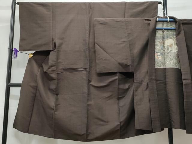 ■■■　サイズ　■■■ 【着物】 身丈 128cm（肩から） 裄丈 64cm 袖丈 48.5cm　縫込み 0cm 袖幅 33.5cm 前幅 23cm 後幅 29cm 着物縫いこみ 内揚げ 0cm 裄 お袖側 約2.5cm　身頃側 約3cm 【羽織】 身丈 97cm（肩から） 裄丈 65cm 袖丈 49.5cm　縫込み 0cm 袖幅 34cm 前幅 17cm 後幅 29cm 裄 お袖側 約2cm　身頃側 約3cm ■■■　商品詳細　■■■ 【正絹】 状態は画像を添付しておりますので、そちらをご確認下さいますよう宜しくお願い致します。 大変上質な逸品になります。 お安く出品致しますので、是非この機会にいかがでしょうか？ ■■■　注意事項　■■■ ■モニター発色の具合により色合いが異なる場合がございます。 ■寸法は多少の誤差が生じる場合がございますのでご了承ください。 ■縫込みの長さが左右非対称の場合は短い部分を記載しております。 左右非対称であってもご返品・お値引き等の保証は出来かねますので、ご了承の上ご購入をお願い致します。 ■シミ等のチェックには注意を払っておりますが、見落としがある場合もございますし、個人の見解も様々ですので神経質な方のご購入はお控えください。 ■箪笥に入っておりました着物や帯なので畳みシワや匂いがあるものもございます。 ■お休みは基本的に土日祝となりますが、その他臨時でお休みする場合がございますのでご了承ください。 ■商品の発送は平日のみの発送となります。 ■夜間と土曜、日曜日はお問い合わせの回答が遅れる場合がございます。 ■当店では、お直し、紋入れ、お手入れ等は承っておりません。 ■生地の状態（ヤケ、経年劣化等）によってはサイズ直しが出来ない場合がございます。 その点もどうかご了承のうえ、ご購入をお願いいたします。 ■弊社で取り扱う商品は一点ものにつき、時期や在庫状況に応じて金額が変更となる場合がございます。 ■検針は行っておりません。予めご了承いただきますようお願いいたします。 ■【洗える着物】と記載のある商品におきましては、商品お届け後に洗濯を行ってしまってからのご返品にはご対応しかねます。 念の為、専門店でのお手入れをお願いいたします。 ■写真に写っている物が全てになります。それ以外の付属品はございませんのでご了承ください。 ■着物のサイズ目安は下記を参考ください↓ ＜女性着物＞　お端折り次第で＋5cm　−1cmが着用可能サイズ 　例）身丈170cmの場合、身長160cm〜175cm ＜男性着物＞　身丈＋約25cm〜27cm程が適応身長 　例）身丈155cmの場合、身長180〜182cm