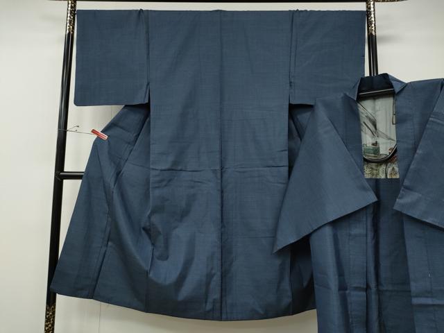 ■■■　サイズ　■■■ 【着物】 身丈 139cm（肩から） 裄丈 67cm 袖丈 47.5cm　縫込み 5cm 袖幅 33.5cm 前幅 25.5cm 後幅 31cm 着物縫いこみ 内揚げ 3cm 裄 お袖側 約1.5cm　身頃側 約2cm 【羽織】 身丈 89.5cm（肩から） 裄丈 69cm 袖丈 47.5cm　縫込み 2cm 袖幅 34.5cm 前幅 20cm 後幅 31.5cm 裄 お袖側 約1.5cm　身頃側 約1cm ■■■　商品詳細　■■■ 【正絹】 状態は特に目立ったシミ汚れなどもなく大変良い状態です。 大変上質な逸品になります。 お安く出品致しますので、是非この機会にいかがでしょうか？ ■■■　注意事項　■■■ ■モニター発色の具合により色合いが異なる場合がございます。 ■寸法は多少の誤差が生じる場合がございますのでご了承ください。 ■縫込みの長さが左右非対称の場合は短い部分を記載しております。 左右非対称であってもご返品・お値引き等の保証は出来かねますので、ご了承の上ご購入をお願い致します。 ■シミ等のチェックには注意を払っておりますが、見落としがある場合もございますし、個人の見解も様々ですので神経質な方のご購入はお控えください。 ■箪笥に入っておりました着物や帯なので畳みシワや匂いがあるものもございます。 ■お休みは基本的に土日祝となりますが、その他臨時でお休みする場合がございますのでご了承ください。 ■商品の発送は平日のみの発送となります。 ■夜間と土曜、日曜日はお問い合わせの回答が遅れる場合がございます。 ■当店では、お直し、紋入れ、お手入れ等は承っておりません。 ■生地の状態（ヤケ、経年劣化等）によってはサイズ直しが出来ない場合がございます。 その点もどうかご了承のうえ、ご購入をお願いいたします。 ■弊社で取り扱う商品は一点ものにつき、時期や在庫状況に応じて金額が変更となる場合がございます。 ■検針は行っておりません。予めご了承いただきますようお願いいたします。 ■【洗える着物】と記載のある商品におきましては、商品お届け後に洗濯を行ってしまってからのご返品にはご対応しかねます。 念の為、専門店でのお手入れをお願いいたします。 ■写真に写っている物が全てになります。それ以外の付属品はございませんのでご了承ください。 ■着物のサイズ目安は下記を参考ください↓ ＜女性着物＞　お端折り次第で＋5cm　−1cmが着用可能サイズ 　例）身丈170cmの場合、身長160cm〜175cm ＜男性着物＞　身丈＋約25cm〜27cm程が適応身長 　例）身丈155cmの場合、身長180〜182cm