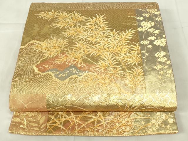 ■■■　サイズ　■■■ 長さ 444cm 幅 31cm程 ■■■　商品詳細　■■■ 【正絹】 詳細に関しましては、画像をご確認ください。 大変上質な逸品になります。 お安く出品致しますので、是非この機会にいかがでしょうか？ ■■■　注意事項　■■■ ■モニター発色の具合により色合いが異なる場合がございます。 ■寸法は多少の誤差が生じる場合がございますのでご了承ください。 ■縫込みの長さが左右非対称の場合は短い部分を記載しております。 左右非対称であってもご返品・お値引き等の保証は出来かねますので、ご了承の上ご購入をお願い致します。 ■シミ等のチェックには注意を払っておりますが、見落としがある場合もございますし、個人の見解も様々ですので神経質な方のご購入はお控えください。 ■箪笥に入っておりました着物や帯なので畳みシワや匂いがあるものもございます。 ■お休みは基本的に土日祝となりますが、その他臨時でお休みする場合がございますのでご了承ください。 ■商品の発送は平日のみの発送となります。 ■夜間と土曜、日曜日はお問い合わせの回答が遅れる場合がございます。 ■当店では、お直し、紋入れ、お手入れ等は承っておりません。 ■生地の状態（ヤケ、経年劣化等）によってはサイズ直しが出来ない場合がございます。 その点もどうかご了承のうえ、ご購入をお願いいたします。 ■弊社で取り扱う商品は一点ものにつき、時期や在庫状況に応じて金額が変更となる場合がございます。 ■検針は行っておりません。予めご了承いただきますようお願いいたします。 ■【洗える着物】と記載のある商品におきましては、商品お届け後に洗濯を行ってしまってからのご返品にはご対応しかねます。 念の為、専門店でのお手入れをお願いいたします。 ■写真に写っている物が全てになります。それ以外の付属品はございませんのでご了承ください。 ■着物のサイズ目安は下記を参考ください↓ ＜女性着物＞　お端折り次第で＋5cm　−1cmが着用可能サイズ 　例）身丈170cmの場合、身長160cm〜175cm ＜男性着物＞　身丈＋約25cm〜27cm程が適応身長 　例）身丈155cmの場合、身長180〜182cm