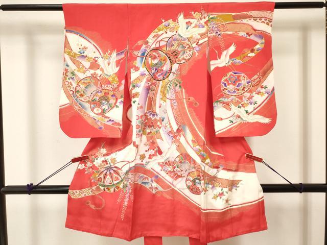 ■■■　サイズ　■■■ 【祝着】 身丈 100cm（肩から） 裄丈 43.5cm（肩上げ　0cm） 袖丈 57.5cm　縫込み 2.5cm 袖幅 26.5cm 前幅 15cm 後幅 16cm 着物縫いこみ 内揚げ 0cm （腰上げ　0cm） 裄 お袖側 約1.5cm　身頃側 約6cm ■■■　商品詳細　■■■ 着物【正絹】 状態は接写画像のように表地所々・紐部分に薄い汚れございます。 大変上質な逸品になりますので ぜひお手入れをされてお召しになられてはいかがでしょうか。 お安く出品致しますので、是非この機会にいかがでしょうか？ ※肩上げと腰上げがされておりません。 ■■■　注意事項　■■■ ■モニター発色の具合により色合いが異なる場合がございます。 ■寸法は多少の誤差が生じる場合がございますのでご了承ください。 ■縫込みの長さが左右非対称の場合は短い部分を記載しております。 左右非対称であってもご返品・お値引き等の保証は出来かねますので、ご了承の上ご購入をお願い致します。 ■シミ等のチェックには注意を払っておりますが、見落としがある場合もございますし、個人の見解も様々ですので神経質な方のご購入はお控えください。 ■箪笥に入っておりました着物や帯なので畳みシワや匂いがあるものもございます。 ■お休みは基本的に土日祝となりますが、その他臨時でお休みする場合がございますのでご了承ください。 ■商品の発送は平日のみの発送となります。 ■夜間と土曜、日曜日はお問い合わせの回答が遅れる場合がございます。 ■当店では、お直し、紋入れ、お手入れ等は承っておりません。 ■生地の状態（ヤケ、経年劣化等）によってはサイズ直しが出来ない場合がございます。 その点もどうかご了承のうえ、ご購入をお願いいたします。 ■弊社で取り扱う商品は一点ものにつき、時期や在庫状況に応じて金額が変更となる場合がございます。 ■検針は行っておりません。予めご了承いただきますようお願いいたします。 ■【洗える着物】と記載のある商品におきましては、商品お届け後に洗濯を行ってしまってからのご返品にはご対応しかねます。 念の為、専門店でのお手入れをお願いいたします。 ■写真に写っている物が全てになります。それ以外の付属品はございませんのでご了承ください。 ■着物のサイズ目安は下記を参考ください↓ ＜女性着物＞　お端折り次第で＋5cm　−1cmが着用可能サイズ 　例）身丈170cmの場合、身長160cm〜175cm ＜男性着物＞　身丈＋約25cm〜27cm程が適応身長 　例）身丈155cmの場合、身長180〜182cm