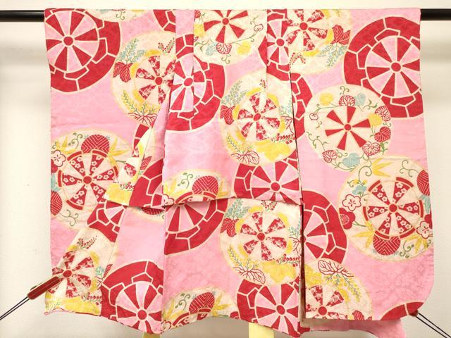■■■　サイズ　■■■ 【祝着】 身丈 73cm（肩から） 裄丈 42cm（肩上げ　2cm） 袖丈 69.5cm　縫込み 3.5cm 袖幅 29.5cm 前幅 15cm 後幅 16.5cm 着物縫いこみ 内揚げ 0cm （腰上げ　18cm） 裄 お袖側 約4.5cm　身頃側 約2cm ■■■　商品詳細　■■■ 着物【正絹】 状態は接写画像のように表地所々・紐部分・裏地に薄い汚れございます。 大変上質な逸品になります。 お安く出品致しますので、是非この機会にいかがでしょうか？ ※アンティークになりますのでお品物の状態の感じ方には個人差がございます。ご理解の上でのご入札をお願い致します。 ■■■　注意事項　■■■ ■モニター発色の具合により色合いが異なる場合がございます。 ■寸法は多少の誤差が生じる場合がございますのでご了承ください。 ■縫込みの長さが左右非対称の場合は短い部分を記載しております。 左右非対称であってもご返品・お値引き等の保証は出来かねますので、ご了承の上ご購入をお願い致します。 ■シミ等のチェックには注意を払っておりますが、見落としがある場合もございますし、個人の見解も様々ですので神経質な方のご購入はお控えください。 ■箪笥に入っておりました着物や帯なので畳みシワや匂いがあるものもございます。 ■お休みは基本的に土日祝となりますが、その他臨時でお休みする場合がございますのでご了承ください。 ■商品の発送は平日のみの発送となります。 ■夜間と土曜、日曜日はお問い合わせの回答が遅れる場合がございます。 ■当店では、お直し、紋入れ、お手入れ等は承っておりません。 ■生地の状態（ヤケ、経年劣化等）によってはサイズ直しが出来ない場合がございます。 その点もどうかご了承のうえ、ご購入をお願いいたします。 ■弊社で取り扱う商品は一点ものにつき、時期や在庫状況に応じて金額が変更となる場合がございます。 ■検針は行っておりません。予めご了承いただきますようお願いいたします。 ■【洗える着物】と記載のある商品におきましては、商品お届け後に洗濯を行ってしまってからのご返品にはご対応しかねます。 念の為、専門店でのお手入れをお願いいたします。 ■写真に写っている物が全てになります。それ以外の付属品はございませんのでご了承ください。 ■着物のサイズ目安は下記を参考ください↓ ＜女性着物＞　お端折り次第で＋5cm　−1cmが着用可能サイズ 　例）身丈170cmの場合、身長160cm〜175cm ＜男性着物＞　身丈＋約25cm〜27cm程が適応身長 　例）身丈155cmの場合、身長180〜182cm