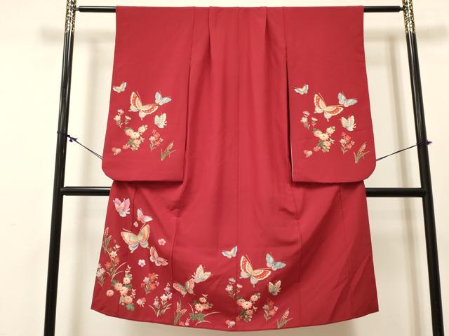 ■■■　サイズ　■■■ 【祝着】 身丈 130.5cm（肩から） 裄丈 51cm（肩上げ　3cm） 袖丈 74cm　縫込み 2cm 袖幅 32.5cm 前幅 19cm 後幅 23.5cm 着物縫いこみ 内揚げ 0cm （腰上げ　0cm） 裄 お袖側 約2cm　身頃側 約3cm ■■■　商品詳細　■■■ 着物【化繊・重ね衿：取り外し可能】 状態は接写画像のように胴裏に薄い汚れがございますが その他表地は特に目立ったシミ汚れなどもなく大変良い状態です。 気にならない方であればそのままお召しになれるかと思います。 お安く出品致しますので、是非この機会にいかがでしょうか？ ※ご自身で洗濯された場合の保証はできかねます。専門店にご相談ください。 ■■■　注意事項　■■■ ■モニター発色の具合により色合いが異なる場合がございます。 ■寸法は多少の誤差が生じる場合がございますのでご了承ください。 ■縫込みの長さが左右非対称の場合は短い部分を記載しております。 左右非対称であってもご返品・お値引き等の保証は出来かねますので、ご了承の上ご購入をお願い致します。 ■シミ等のチェックには注意を払っておりますが、見落としがある場合もございますし、個人の見解も様々ですので神経質な方のご購入はお控えください。 ■箪笥に入っておりました着物や帯なので畳みシワや匂いがあるものもございます。 ■お休みは基本的に土日祝となりますが、その他臨時でお休みする場合がございますのでご了承ください。 ■商品の発送は平日のみの発送となります。 ■夜間と土曜、日曜日はお問い合わせの回答が遅れる場合がございます。 ■当店では、お直し、紋入れ、お手入れ等は承っておりません。 ■生地の状態（ヤケ、経年劣化等）によってはサイズ直しが出来ない場合がございます。 その点もどうかご了承のうえ、ご購入をお願いいたします。 ■弊社で取り扱う商品は一点ものにつき、時期や在庫状況に応じて金額が変更となる場合がございます。 ■検針は行っておりません。予めご了承いただきますようお願いいたします。 ■【洗える着物】と記載のある商品におきましては、商品お届け後に洗濯を行ってしまってからのご返品にはご対応しかねます。 念の為、専門店でのお手入れをお願いいたします。 ■写真に写っている物が全てになります。それ以外の付属品はございませんのでご了承ください。 ■着物のサイズ目安は下記を参考ください↓ ＜女性着物＞　お端折り次第で＋5cm　−1cmが着用可能サイズ 　例）身丈170cmの場合、身長160cm〜175cm ＜男性着物＞　身丈＋約25cm〜27cm程が適応身長 　例）身丈155cmの場合、身長180〜182cm