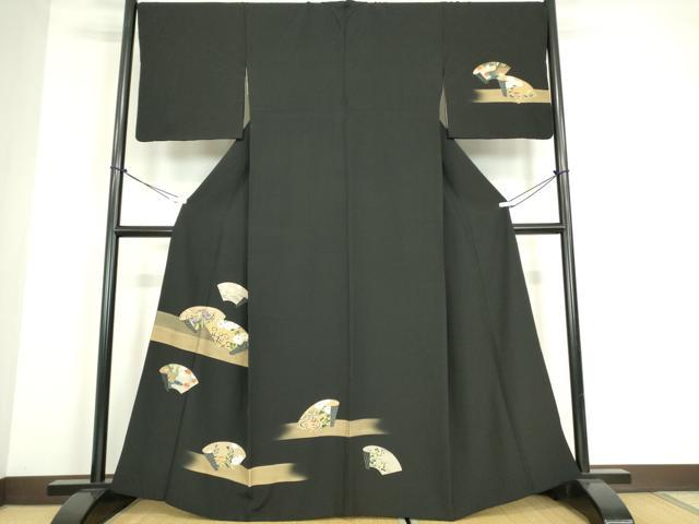 ■■■　サイズ　■■■ 身丈 159cm（肩から） 裄丈 70cm 袖丈 50cm　縫込み 2cm 袖幅 35.5cm 前幅 24cm 後幅 30.5cm 着物縫いこみ 内揚げ 1cm 裄 お袖側 約1.5cm　身頃側 約2cm ■■■　商品詳細　■■■ 【正絹】 状態は接写画像のように後身頃に薄い汚れがございますが その他特に目立ったシミ汚れなどもなく大変良い状態です。 大変上質な逸品になります