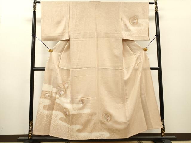 ■■■　サイズ　■■■ 身丈 154.5cm（肩から） 裄丈 61cm 袖丈 45cm　縫込み 5cm 袖幅 32cm 前幅 25cm 後幅 29.5cm 着物縫いこみ 内揚げ 6cm 裄 お袖側 約3cm　身頃側 約3cm ■■■　商品詳細　■■■ 【正絹】 状態は特に目立ったシミ汚れなどもなく大変良い状態です。 大変上質な逸品になります。 お安く出品致しますので、是非この機会にいかがでしょうか？ ■■■　注意事項　■■■ ■モニター発色の具合により色合いが異なる場合がございます。 ■寸法は多少の誤差が生じる場合がございますのでご了承ください。 ■縫込みの長さが左右非対称の場合は短い部分を記載しております。 左右非対称であってもご返品・お値引き等の保証は出来かねますので、ご了承の上ご購入をお願い致します。 ■シミ等のチェックには注意を払っておりますが、見落としがある場合もございますし、個人の見解も様々ですので神経質な方のご購入はお控えください。 ■箪笥に入っておりました着物や帯なので畳みシワや匂いがあるものもございます。 ■お休みは基本的に土日祝となりますが、その他臨時でお休みする場合がございますのでご了承ください。 ■商品の発送は平日のみの発送となります。 ■夜間と土曜、日曜日はお問い合わせの回答が遅れる場合がございます。 ■当店では、お直し、紋入れ、お手入れ等は承っておりません。 ■生地の状態（ヤケ、経年劣化等）によってはサイズ直しが出来ない場合がございます。 その点もどうかご了承のうえ、ご購入をお願いいたします。 ■弊社で取り扱う商品は一点ものにつき、時期や在庫状況に応じて金額が変更となる場合がございます。 ■検針は行っておりません。予めご了承いただきますようお願いいたします。 ■【洗える着物】と記載のある商品におきましては、商品お届け後に洗濯を行ってしまってからのご返品にはご対応しかねます。 念の為、専門店でのお手入れをお願いいたします。 ■写真に写っている物が全てになります。それ以外の付属品はございませんのでご了承ください。 ■状態に関する写真につきましては、掲載可能な写真枚数に限りがあるため、各箇所につき1枚参考画像を掲載しております。 ■着物のサイズ目安は下記を参考ください↓ ＜女性着物＞　お端折り次第で＋5cm　−1cmが着用可能サイズ 　例）身丈170cmの場合、身長160cm〜175cm ＜男性着物＞　身丈＋約25cm〜27cm程が適応身長 　例）身丈155cmの場合、身長180〜182cm