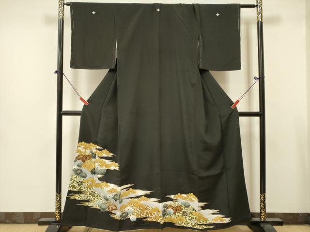 ■■■　サイズ　■■■ 身丈 158cm（肩から） 裄丈 62cm 袖丈 49cm　縫込み 4cm 袖幅 32cm 前幅 23cm 後幅 29cm 着物縫いこみ 内揚げ 3cm 裄 お袖側 約1cm　身頃側 約1cm ■■■　商品詳細　■■■ 【正絹・五つ紋・比翼仕立て】 状態は画像を添付しておりますので、そちらをご確認下さいますよう宜しくお願い致します。 大変上質な逸品になります。 お安く出品致しますので、是非この機会にいかがでしょうか？ ■■■　注意事項　■■■ ■モニター発色の具合により色合いが異なる場合がございます。 ■寸法は多少の誤差が生じる場合がございますのでご了承ください。 ■縫込みの長さが左右非対称の場合は短い部分を記載しております。 左右非対称であってもご返品・お値引き等の保証は出来かねますので、ご了承の上ご購入をお願い致します。 ■シミ等のチェックには注意を払っておりますが、見落としがある場合もございますし、個人の見解も様々ですので神経質な方のご購入はお控えください。 ■箪笥に入っておりました着物や帯なので畳みシワや匂いがあるものもございます。 ■お休みは基本的に土日祝となりますが、その他臨時でお休みする場合がございますのでご了承ください。 ■商品の発送は平日のみの発送となります。 ■夜間と土曜、日曜日はお問い合わせの回答が遅れる場合がございます。 ■当店では、お直し、紋入れ、お手入れ等は承っておりません。 ■生地の状態（ヤケ、経年劣化等）によってはサイズ直しが出来ない場合がございます。 その点もどうかご了承のうえ、ご購入をお願いいたします。 ■弊社で取り扱う商品は一点ものにつき、時期や在庫状況に応じて金額が変更となる場合がございます。 ■検針は行っておりません。予めご了承いただきますようお願いいたします。 ■【洗える着物】と記載のある商品におきましては、商品お届け後に洗濯を行ってしまってからのご返品にはご対応しかねます。 念の為、専門店でのお手入れをお願いいたします。 ■写真に写っている物が全てになります。それ以外の付属品はございませんのでご了承ください。 ■着物のサイズ目安は下記を参考ください↓ ＜女性着物＞　お端折り次第で＋5cm　−1cmが着用可能サイズ 　例）身丈170cmの場合、身長160cm〜175cm ＜男性着物＞　身丈＋約25cm〜27cm程が適応身長 　例）身丈155cmの場合、身長180〜182cm