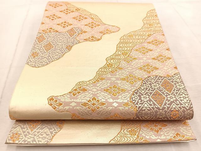 ■■■　サイズ　■■■ 長さ 420cm 幅 30.5cm程 ■■■　商品詳細　■■■ 【正絹・芯なし】 詳細に関しましては、画像をご確認ください。 大変上質な逸品になります。 お安く出品致しますので、是非この機会にいかがでしょうか？ ※汚れ等に関しましては、着用時には見えない部分になりますのであまり気にならずお召になれるかと思います。 ■■■　注意事項　■■■ ■モニター発色の具合により色合いが異なる場合がございます。 ■寸法は多少の誤差が生じる場合がございますのでご了承ください。 ■縫込みの長さが左右非対称の場合は短い部分を記載しております。 左右非対称であってもご返品・お値引き等の保証は出来かねますので、ご了承の上ご購入をお願い致します。 ■シミ等のチェックには注意を払っておりますが、見落としがある場合もございますし、個人の見解も様々ですので神経質な方のご購入はお控えください。 ■箪笥に入っておりました着物や帯なので畳みシワや匂いがあるものもございます。 ■お休みは基本的に土日祝となりますが、その他臨時でお休みする場合がございますのでご了承ください。 ■商品の発送は平日のみの発送となります。 ■夜間と土曜、日曜日はお問い合わせの回答が遅れる場合がございます。 ■当店では、お直し、紋入れ、お手入れ等は承っておりません。 ■生地の状態（ヤケ、経年劣化等）によってはサイズ直しが出来ない場合がございます。 その点もどうかご了承のうえ、ご購入をお願いいたします。 ■弊社で取り扱う商品は一点ものにつき、時期や在庫状況に応じて金額が変更となる場合がございます。 ■検針は行っておりません。予めご了承いただきますようお願いいたします。 ■【洗える着物】と記載のある商品におきましては、商品お届け後に洗濯を行ってしまってからのご返品にはご対応しかねます。 念の為、専門店でのお手入れをお願いいたします。 ■写真に写っている物が全てになります。それ以外の付属品はございませんのでご了承ください。 ■着物のサイズ目安は下記を参考ください↓ ＜女性着物＞　お端折り次第で＋5cm　−1cmが着用可能サイズ 　例）身丈170cmの場合、身長160cm〜175cm ＜男性着物＞　身丈＋約25cm〜27cm程が適応身長 　例）身丈155cmの場合、身長180〜182cm