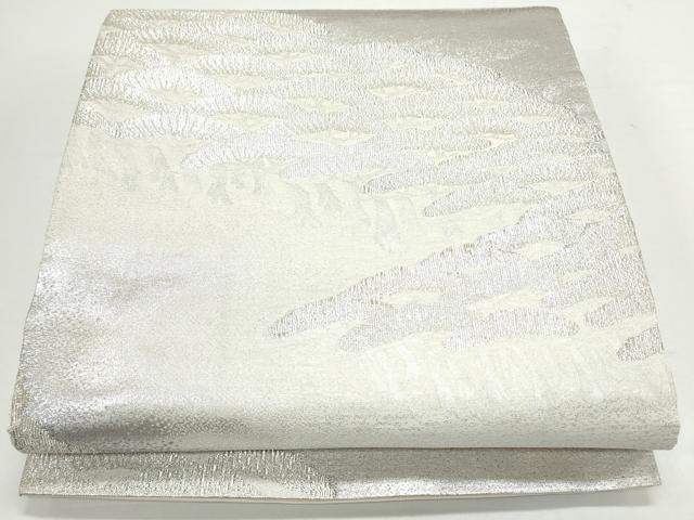■■■　サイズ　■■■ 長さ 424cm 幅 30cm程 ■■■　商品詳細　■■■ 【正絹・芯なし】 詳細に関しましては、画像をご確認ください。 大変上質な逸品になります。 お安く出品致しますので、是非この機会にいかがでしょうか？ ■■■　注意事項　■■■ ■モニター発色の具合により色合いが異なる場合がございます。 ■寸法は多少の誤差が生じる場合がございますのでご了承ください。 ■縫込みの長さが左右非対称の場合は短い部分を記載しております。 左右非対称であってもご返品・お値引き等の保証は出来かねますので、ご了承の上ご購入をお願い致します。 ■シミ等のチェックには注意を払っておりますが、見落としがある場合もございますし、個人の見解も様々ですので神経質な方のご購入はお控えください。 ■箪笥に入っておりました着物や帯なので畳みシワや匂いがあるものもございます。 ■お休みは基本的に土日祝となりますが、その他臨時でお休みする場合がございますのでご了承ください。 ■商品の発送は平日のみの発送となります。 ■夜間と土曜、日曜日はお問い合わせの回答が遅れる場合がございます。 ■当店では、お直し、紋入れ、お手入れ等は承っておりません。 ■生地の状態（ヤケ、経年劣化等）によってはサイズ直しが出来ない場合がございます。 その点もどうかご了承のうえ、ご購入をお願いいたします。 ■弊社で取り扱う商品は一点ものにつき、時期や在庫状況に応じて金額が変更となる場合がございます。 ■検針は行っておりません。予めご了承いただきますようお願いいたします。 ■【洗える着物】と記載のある商品におきましては、商品お届け後に洗濯を行ってしまってからのご返品にはご対応しかねます。 念の為、専門店でのお手入れをお願いいたします。 ■写真に写っている物が全てになります。それ以外の付属品はございませんのでご了承ください。 ■着物のサイズ目安は下記を参考ください↓ ＜女性着物＞　お端折り次第で＋5cm　−1cmが着用可能サイズ 　例）身丈170cmの場合、身長160cm〜175cm ＜男性着物＞　身丈＋約25cm〜27cm程が適応身長 　例）身丈155cmの場合、身長180〜182cm