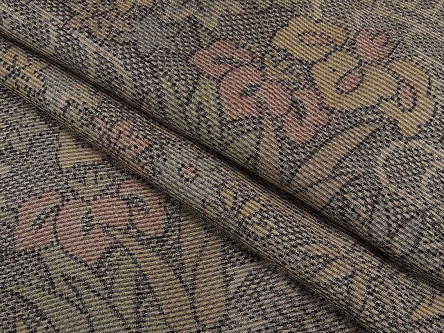 ■■■　サイズ　■■■ 身丈 156.5cm（肩から） 裄丈 63cm 袖丈 44.5cm　縫込み 5cm 袖幅 32.5cm 前幅 22.5cm 後幅 28.5cm 着物縫いこみ 内揚げ 0cm 裄 お袖側 約3cm　身頃側 約2.5cm ■■■　商品詳細　■■■ 【正絹】 状態は上前・胴裏に薄いシミ、衿に薄い点シミがございますが その他特に目立ったシミ汚れなどもなく大変良い状態です。 大変上質な逸品になります。 お安く出品致しますので、是非この機会にいかがでしょうか？ ベストストアアワード5年連続日本一受賞！！2023年3月9日（木）に行われた「ヤフオク!ベストストアアワード2022」において20,000を超える全ストアの中からヤフオク!Best Store Awards 2022 和服部門全国1位を受賞いたしました！2018年度、2019年度、2020年度、2021年度、2022年度と全国1位を5年連続受賞できましたのは日頃から当店をご利用いただいておりますお客様方のおかげでございます。心より感謝を申し上げます。皆様に選ばれて日本一今後も喜んでいただけるよう厳選しましたお品を出品して参りますのでどうぞ宜しくお願い致します。 ■■■　注意事項　■■■ ■モニター発色の具合により色合いが異なる場合がございます。 ■寸法は多少の誤差が生じる場合がございますのでご了承ください。 ■縫込みの長さが左右非対称の場合は短い部分を記載しております。 左右非対称であってもご返品・お値引き等の保証は出来かねますので、ご了承の上ご購入をお願い致します。 ■シミ等のチェックには注意を払っておりますが、見落としがある場合もございますし、個人の見解も様々ですので神経質な方のご購入はお控えください。 ■箪笥に入っておりました着物や帯なので畳みシワや匂いがあるものもございます。 ■お休みは基本的に土日祝となりますが、その他臨時でお休みする場合がございますのでご了承ください。 ■商品の発送は平日のみの発送となります。 ■夜間と土曜、日曜日はお問い合わせの回答が遅れる場合がございます。 ■当店では、お直し、紋入れ、お手入れ等は承っておりません。 ■生地の状態（ヤケ、経年劣化等）によってはサイズ直しが出来ない場合がございます。 その点もどうかご了承のうえ、ご購入をお願いいたします。 ■弊社で取り扱う商品は一点ものにつき、時期や在庫状況に応じて金額が変更となる場合がございます。 ■検針は行っておりません。予めご了承いただきますようお願いいたします。 ■【洗える着物】と記載のある商品におきましては、商品お届け後に洗濯を行ってしまってからのご返品にはご対応しかねます。 念の為、専門店でのお手入れをお願いいたします。 ■写真に写っている物が全てになります。それ以外の付属品はございませんのでご了承ください。 ■着物のサイズ目安は下記を参考ください↓ ＜女性着物＞　お端折り次第で＋5cm　−1cmが着用可能サイズ 　例）身丈170cmの場合、身長160cm〜175cm ＜男性着物＞　身丈＋約25cm〜27cm程が適応身長 　例）身丈155cmの場合、身長180〜182cm