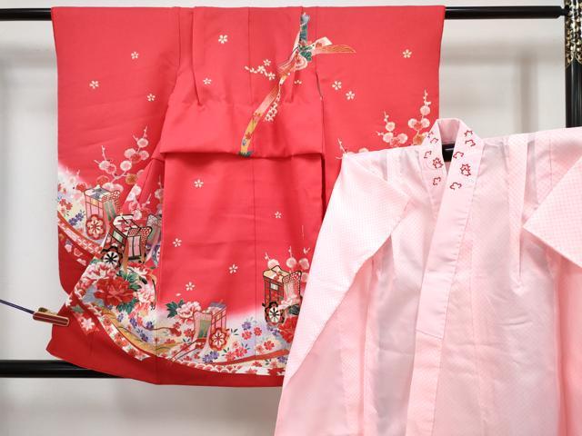 ■■■　サイズ　■■■ 【祝着】 身丈 83cm（肩から） 裄丈 42.5cm（肩上げ　2cm） 袖丈 64.5cm　縫込み 2cm 袖幅 27cm 前幅 15.5cm 後幅 20.5cm 着物縫いこみ 内揚げ 0cm （腰上げ　10.5cm） 裄 お袖側 約1cm　身頃側 約1.5cm 【長襦袢】 身丈 81cm（肩から） 裄丈 41.5cm（肩上げ　2.5cm） 袖丈 63.5cm　縫込み 1cm 袖幅 25cm 前幅 14.5cm 後幅 19.5cm 着物縫いこみ 内揚げ 0cm （腰上げ　0cm） 裄 お袖側 約10cm　身頃側 約2cm ※裾周りが約5cm上がっております。 ■■■　商品詳細　■■■ 着物(重ね衿：取り外し可能)・長襦袢【化繊】のいずれも 状態は特に目立ったシミ汚れなどもなく大変良い状態です。 お安く出品致しますので、是非この機会にいかがでしょうか？ ※ご自身で洗濯された場合の保証はできかねます。専門店にご相談ください。 ■■■　注意事項　■■■ ■モニター発色の具合により色合いが異なる場合がございます。 ■寸法は多少の誤差が生じる場合がございますのでご了承ください。 ■縫込みの長さが左右非対称の場合は短い部分を記載しております。 左右非対称であってもご返品・お値引き等の保証は出来かねますので、ご了承の上ご購入をお願い致します。 ■シミ等のチェックには注意を払っておりますが、見落としがある場合もございますし、個人の見解も様々ですので神経質な方のご購入はお控えください。 ■箪笥に入っておりました着物や帯なので畳みシワや匂いがあるものもございます。 ■お休みは基本的に土日祝となりますが、その他臨時でお休みする場合がございますのでご了承ください。 ■商品の発送は平日のみの発送となります。 ■夜間と土曜、日曜日はお問い合わせの回答が遅れる場合がございます。 ■当店では、お直し、紋入れ、お手入れ等は承っておりません。 ■生地の状態（ヤケ、経年劣化等）によってはサイズ直しが出来ない場合がございます。 その点もどうかご了承のうえ、ご購入をお願いいたします。 ■弊社で取り扱う商品は一点ものにつき、時期や在庫状況に応じて金額が変更となる場合がございます。 ■検針は行っておりません。予めご了承いただきますようお願いいたします。 ■【洗える着物】と記載のある商品におきましては、商品お届け後に洗濯を行ってしまってからのご返品にはご対応しかねます。 念の為、専門店でのお手入れをお願いいたします。 ■写真に写っている物が全てになります。それ以外の付属品はございませんのでご了承ください。 ■状態に関する写真につきましては、掲載可能な写真枚数に限りがあるため、各箇所につき1枚参考画像を掲載しております。 ■着物のサイズ目安は下記を参考ください↓ ＜女性着物＞　お端折り次第で＋5cm　−1cmが着用可能サイズ 　例）身丈170cmの場合、身長160cm〜175cm ＜男性着物＞　身丈＋約25cm〜27cm程が適応身長 　例）身丈155cmの場合、身長180〜182cm