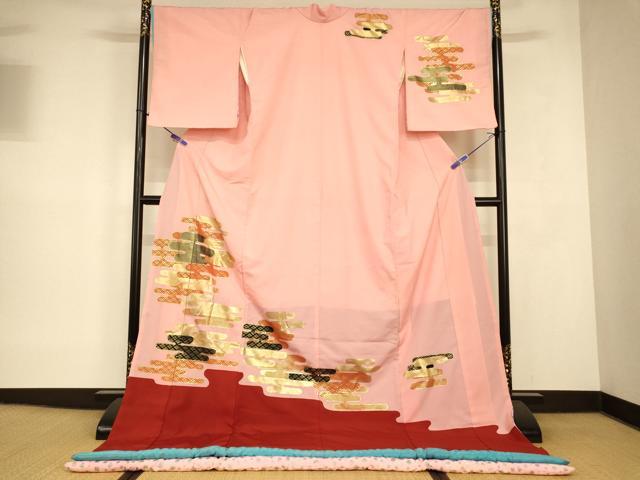 ■■■　サイズ　■■■ 身丈 203cm（肩から） 裄丈 67cm 袖丈 52cm　縫込み 5cm 袖幅 34cm 前幅 25cm 後幅 31cm 着物縫いこみ 内揚げ 0cm 裄 お袖側 約2cm　身頃側 約2cm ■■■　商品詳細　■■■ 【化繊・バチ衿・比翼仕立て・ふき綿仕立て】 状態は接写画像のように比翼・ふき綿部分・袖口・表地・衿・衿山に薄い汚れがございますが その他特に目立ったシミ汚れなどもなく大変良い状態です。 大変上質な逸品になります。 お安く出品致しますので、是非この機会にいかがでしょうか？ ■■■　注意事項　■■■ ■モニター発色の具合により色合いが異なる場合がございます。 ■寸法は多少の誤差が生じる場合がございますのでご了承ください。 ■縫込みの長さが左右非対称の場合は短い部分を記載しております。 左右非対称であってもご返品・お値引き等の保証は出来かねますので、ご了承の上ご購入をお願い致します。 ■シミ等のチェックには注意を払っておりますが、見落としがある場合もございますし、個人の見解も様々ですので神経質な方のご購入はお控えください。 ■箪笥に入っておりました着物や帯なので畳みシワや匂いがあるものもございます。 ■お休みは基本的に土日祝となりますが、その他臨時でお休みする場合がございますのでご了承ください。 ■商品の発送は平日のみの発送となります。 ■夜間と土曜、日曜日はお問い合わせの回答が遅れる場合がございます。 ■当店では、お直し、紋入れ、お手入れ等は承っておりません。 ■生地の状態（ヤケ、経年劣化等）によってはサイズ直しが出来ない場合がございます。 その点もどうかご了承のうえ、ご購入をお願いいたします。 ■弊社で取り扱う商品は一点ものにつき、時期や在庫状況に応じて金額が変更となる場合がございます。 ■検針は行っておりません。予めご了承いただきますようお願いいたします。 ■【洗える着物】と記載のある商品におきましては、商品お届け後に洗濯を行ってしまってからのご返品にはご対応しかねます。 念の為、専門店でのお手入れをお願いいたします。 ■写真に写っている物が全てになります。それ以外の付属品はございませんのでご了承ください。 ■状態に関する写真につきましては、掲載可能な写真枚数に限りがあるため、各箇所につき1枚参考画像を掲載しております。 ■着物のサイズ目安は下記を参考ください↓ ＜女性着物＞　お端折り次第で＋5cm　－1cmが着用可能サイズ 　例）身丈170cmの場合、身長160cm～175cm ＜男性着物＞　身丈＋約25cm～27cm程が適応身長 　例）身丈155cmの場合、身長180～182cm