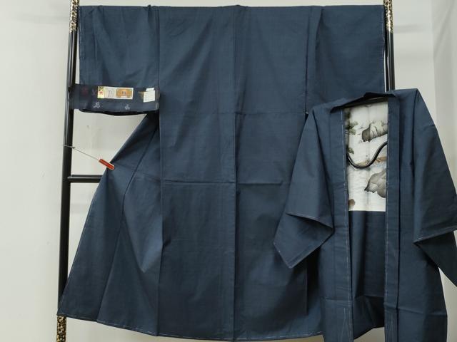 ■■■　サイズ　■■■ 【着物】 身丈 147cm（肩から） 裄丈 70.5cm 袖丈 51cm　縫込み 3cm 袖幅 35.5cm 前幅 26.5cm 後幅 32cm 着物縫いこみ 内揚げ 9cm 裄 お袖側 約1cm　身頃側 約1cm 【羽織】 身丈 94cm（肩から） 裄丈 71cm 袖丈 51cm　縫込み 0cm 袖幅 36cm 前幅 20.5cm 後幅 31cm 裄 お袖側 約1cm　身頃側 約1cm ■■■　商品詳細　■■■ 【正絹・未使用】 状態は特に目立ったシミ汚れなどもなく大変良い状態です。 大変上質な逸品になります。 お安く出品致しますので、是非この機会にいかがでしょうか？ ■■■　注意事項　■■■ ■モニター発色の具合により色合いが異なる場合がございます。 ■寸法は多少の誤差が生じる場合がございますのでご了承ください。 ■縫込みの長さが左右非対称の場合は短い部分を記載しております。 左右非対称であってもご返品・お値引き等の保証は出来かねますので、ご了承の上ご購入をお願い致します。 ■シミ等のチェックには注意を払っておりますが、見落としがある場合もございますし、個人の見解も様々ですので神経質な方のご購入はお控えください。 ■箪笥に入っておりました着物や帯なので畳みシワや匂いがあるものもございます。 ■お休みは基本的に土日祝となりますが、その他臨時でお休みする場合がございますのでご了承ください。 ■商品の発送は平日のみの発送となります。 ■夜間と土曜、日曜日はお問い合わせの回答が遅れる場合がございます。 ■当店では、お直し、紋入れ、お手入れ等は承っておりません。 ■生地の状態（ヤケ、経年劣化等）によってはサイズ直しが出来ない場合がございます。 その点もどうかご了承のうえ、ご購入をお願いいたします。 ■弊社で取り扱う商品は一点ものにつき、時期や在庫状況に応じて金額が変更となる場合がございます。 ■検針は行っておりません。予めご了承いただきますようお願いいたします。 ■【洗える着物】と記載のある商品におきましては、商品お届け後に洗濯を行ってしまってからのご返品にはご対応しかねます。 念の為、専門店でのお手入れをお願いいたします。 ■写真に写っている物が全てになります。それ以外の付属品はございませんのでご了承ください。 ■着物のサイズ目安は下記を参考ください↓ ＜女性着物＞　お端折り次第で＋5cm　−1cmが着用可能サイズ 　例）身丈170cmの場合、身長160cm〜175cm ＜男性着物＞　身丈＋約25cm〜27cm程が適応身長 　例）身丈155cmの場合、身長180〜182cm