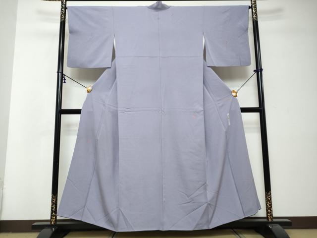■■■　サイズ　■■■ 身丈 154.5cm（肩から） 裄丈 66.5cm 袖丈 47.5cm　縫込み 5cm 袖幅 33.5cm 前幅 25cm 後幅 29.5cm 着物縫いこみ 内揚げ 6cm 裄 お袖側 約2cm　身頃側 約1cm ■■■　商品詳細　■■■ 【正絹・バチ衿】 状態は接写画像のように上前・上前おくみ・下前・左袖前後・右袖前後・衿裏・衿に薄い汚れがございますが その他特に目立ったシミ汚れなどもなく大変良い状態です。 ジュサブローの名で親しまれる辻村寿三郎は、 日本を代表する人形師です。 50年以上のキャリアを持ち、 芸術選奨文部科学大臣新人賞などの受賞歴もある世界的人形師です。 古くは、NHKの人形劇「新八犬伝」で人形美術を担当して脚光を浴びました。 辻村ジュサブローは、旧満州 錦州省朝陽に生まれ、 少年時代を大陸で過ごし、戦争を経て終戦は広島の地で迎えます。 22歳の時の母の死をきっかけに上京し、小道具制作の会社に就職、 26歳で独立し、幼い頃よりの趣味であった 創作人形を一生の仕事と決意します。 NHKの「新八犬伝」で注目の人となってからは 舞台や映画等の衣裳デザイン、演出、脚本、 アートディレクター等、多岐に渡り活躍しています。 辻村ジュサブローの精力的な活動は、人形の世界にとどまらず、 総合的なアーティストとして国内外からも大きな注目を集めつづけています。 その辻村ジュサブローの着物ブランド ジュサブローは、 鋭い美意識で独自の世界観が表現されています。 桜やうさぎなどをモチーフにした訪問着などが人気で、 ジュサブロー独自の色使い、 デザインワークは多くのファンから支持されています。 女優さんにもジュサブローの着物は人気が高く、 プライベートでも愛用されている方もいらっしゃるそうです。 大変上質な逸品になります。 お安く出品致しますので、是非この機会にいかがでしょうか？ ■■■　注意事項　■■■ ■モニター発色の具合により色合いが異なる場合がございます。 ■寸法は多少の誤差が生じる場合がございますのでご了承ください。 ■縫込みの長さが左右非対称の場合は短い部分を記載しております。 左右非対称であってもご返品・お値引き等の保証は出来かねますので、ご了承の上ご購入をお願い致します。 ■シミ等のチェックには注意を払っておりますが、見落としがある場合もございますし、個人の見解も様々ですので神経質な方のご購入はお控えください。 ■箪笥に入っておりました着物や帯なので畳みシワや匂いがあるものもございます。 ■お休みは基本的に土日祝となりますが、その他臨時でお休みする場合がございますのでご了承ください。 ■商品の発送は平日のみの発送となります。 ■夜間と土曜、日曜日はお問い合わせの回答が遅れる場合がございます。 ■当店では、お直し、紋入れ、お手入れ等は承っておりません。 ■生地の状態（ヤケ、経年劣化等）によってはサイズ直しが出来ない場合がございます。 その点もどうかご了承のうえ、ご購入をお願いいたします。 ■弊社で取り扱う商品は一点ものにつき、時期や在庫状況に応じて金額が変更となる場合がございます。 ■検針は行っておりません。予めご了承いただきますようお願いいたします。 ■【洗える着物】と記載のある商品におきましては、商品お届け後に洗濯を行ってしまってからのご返品にはご対応しかねます。 念の為、専門店でのお手入れをお願いいたします。 ■写真に写っている物が全てになります。それ以外の付属品はございませんのでご了承ください。 ■状態に関する写真につきましては、掲載可能な写真枚数に限りがあるため、各箇所につき1枚参考画像を掲載しております。 ■着物のサイズ目安は下記を参考ください↓ ＜女性着物＞　お端折り次第で＋5cm　－1cmが着用可能サイズ 　例）身丈170cmの場合、身長160cm～175cm ＜男性着物＞　身丈＋約25cm～27cm程が適応身長 　例）身丈155cmの場合、身長180～182cm