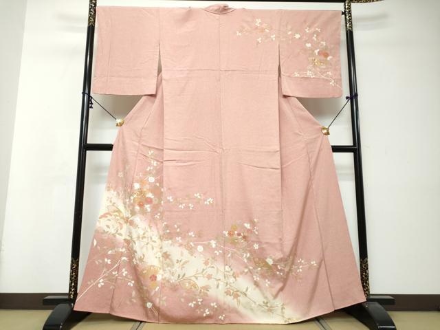 ■■■　サイズ　■■■ 身丈 162.5cm（肩から） 裄丈 67.5cm 袖丈 51cm　縫込み 5cm 袖幅 34.5cm 前幅 24.5cm 後幅 30cm 着物縫いこみ 内揚げ 2cm 裄 お袖側 約1cm　身頃側 約2cm ■■■　商品詳細　■■■ 【正絹】 状態は特に目立ったシミ汚れなどもなく大変良い状態です。 大変上質な逸品になります。 お安く出品致しますので、是非この機会にいかがでしょうか？ ※若干たたみシワがございます。 ■■■　注意事項　■■■ ■モニター発色の具合により色合いが異なる場合がございます。 ■寸法は多少の誤差が生じる場合がございますのでご了承ください。 ■縫込みの長さが左右非対称の場合は短い部分を記載しております。 左右非対称であってもご返品・お値引き等の保証は出来かねますので、ご了承の上ご購入をお願い致します。 ■シミ等のチェックには注意を払っておりますが、見落としがある場合もございますし、個人の見解も様々ですので神経質な方のご購入はお控えください。 ■箪笥に入っておりました着物や帯なので畳みシワや匂いがあるものもございます。 ■お休みは基本的に土日祝となりますが、その他臨時でお休みする場合がございますのでご了承ください。 ■商品の発送は平日のみの発送となります。 ■夜間と土曜、日曜日はお問い合わせの回答が遅れる場合がございます。 ■当店では、お直し、紋入れ、お手入れ等は承っておりません。 ■生地の状態（ヤケ、経年劣化等）によってはサイズ直しが出来ない場合がございます。 その点もどうかご了承のうえ、ご購入をお願いいたします。 ■弊社で取り扱う商品は一点ものにつき、時期や在庫状況に応じて金額が変更となる場合がございます。 ■検針は行っておりません。予めご了承いただきますようお願いいたします。 ■【洗える着物】と記載のある商品におきましては、商品お届け後に洗濯を行ってしまってからのご返品にはご対応しかねます。 念の為、専門店でのお手入れをお願いいたします。 ■写真に写っている物が全てになります。それ以外の付属品はございませんのでご了承ください。 ■状態に関する写真につきましては、掲載可能な写真枚数に限りがあるため、各箇所につき1枚参考画像を掲載しております。 ■着物のサイズ目安は下記を参考ください↓ ＜女性着物＞　お端折り次第で＋5cm　－1cmが着用可能サイズ 　例）身丈170cmの場合、身長160cm～175cm ＜男性着物＞　身丈＋約25cm～27cm程が適応身長 　例）身丈155cmの場合、身長180～182cm