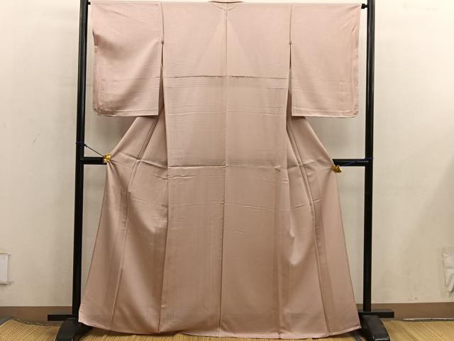 ■■■　サイズ　■■■ 身丈 165cm（肩から） 裄丈 64.5cm 袖丈 55cm　縫込み 3cm 袖幅 33cm 前幅 24.5cm 後幅 30cm 着物縫いこみ 内揚げ 4cm 裄 お袖側 約1.5cm　身頃側 約2cm ■■■　商品詳細　■■■ 【正絹・一つ紋】 状態は特に目立ったシミ汚れなどもなく大変良い状態です。 大変上質な逸品になります。 お安く出品致しますので、是非この機会にいかがでしょうか？ ■■■　注意事項　■■■ ■モニター発色の具合により色合いが異なる場合がございます。 ■寸法は多少の誤差が生じる場合がございますのでご了承ください。 ■縫込みの長さが左右非対称の場合は短い部分を記載しております。 左右非対称であってもご返品・お値引き等の保証は出来かねますので、ご了承の上ご購入をお願い致します。 ■シミ等のチェックには注意を払っておりますが、見落としがある場合もございますし、個人の見解も様々ですので神経質な方のご購入はお控えください。 ■箪笥に入っておりました着物や帯なので畳みシワや匂いがあるものもございます。 ■お休みは基本的に土日祝となりますが、その他臨時でお休みする場合がございますのでご了承ください。 ■商品の発送は平日のみの発送となります。 ■夜間と土曜、日曜日はお問い合わせの回答が遅れる場合がございます。 ■当店では、お直し、紋入れ、お手入れ等は承っておりません。 ■生地の状態（ヤケ、経年劣化等）によってはサイズ直しが出来ない場合がございます。 その点もどうかご了承のうえ、ご購入をお願いいたします。 ■弊社で取り扱う商品は一点ものにつき、時期や在庫状況に応じて金額が変更となる場合がございます。 ■検針は行っておりません。予めご了承いただきますようお願いいたします。 ■【洗える着物】と記載のある商品におきましては、商品お届け後に洗濯を行ってしまってからのご返品にはご対応しかねます。 念の為、専門店でのお手入れをお願いいたします。 ■写真に写っている物が全てになります。それ以外の付属品はございませんのでご了承ください。 ■状態に関する写真につきましては、掲載可能な写真枚数に限りがあるため、各箇所につき1枚参考画像を掲載しております。 ■着物のサイズ目安は下記を参考ください↓ ＜女性着物＞　お端折り次第で＋5cm　−1cmが着用可能サイズ 　例）身丈170cmの場合、身長160cm〜175cm ＜男性着物＞　身丈＋約25cm〜27cm程が適応身長 　例）身丈155cmの場合、身長180〜182cm