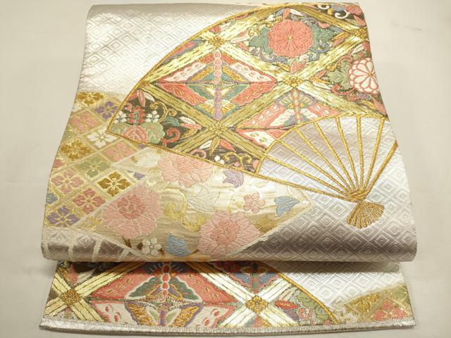 ■■■　サイズ　■■■ 長さ 438cm 幅 30.5cm程 ■■■　商品詳細　■■■ 【正絹】 詳細に関しましては、画像をご確認ください。 大変上質な逸品になります。 お安く出品致しますので、是非この機会にいかがでしょうか？ ■■■　注意事項　■■■ ■モニター発色の具合により色合いが異なる場合がございます。 ■寸法は多少の誤差が生じる場合がございますのでご了承ください。 ■縫込みの長さが左右非対称の場合は短い部分を記載しております。 左右非対称であってもご返品・お値引き等の保証は出来かねますので、ご了承の上ご購入をお願い致します。 ■シミ等のチェックには注意を払っておりますが、見落としがある場合もございますし、個人の見解も様々ですので神経質な方のご購入はお控えください。 ■箪笥に入っておりました着物や帯なので畳みシワや匂いがあるものもございます。 ■お休みは基本的に土日祝となりますが、その他臨時でお休みする場合がございますのでご了承ください。 ■商品の発送は平日のみの発送となります。 ■夜間と土曜、日曜日はお問い合わせの回答が遅れる場合がございます。 ■当店では、お直し、紋入れ、お手入れ等は承っておりません。 ■生地の状態（ヤケ、経年劣化等）によってはサイズ直しが出来ない場合がございます。 その点もどうかご了承のうえ、ご購入をお願いいたします。 ■弊社で取り扱う商品は一点ものにつき、時期や在庫状況に応じて金額が変更となる場合がございます。 ■検針は行っておりません。予めご了承いただきますようお願いいたします。 ■【洗える着物】と記載のある商品におきましては、商品お届け後に洗濯を行ってしまってからのご返品にはご対応しかねます。 念の為、専門店でのお手入れをお願いいたします。 ■写真に写っている物が全てになります。それ以外の付属品はございませんのでご了承ください。 ■着物のサイズ目安は下記を参考ください↓ ＜女性着物＞　お端折り次第で＋5cm　−1cmが着用可能サイズ 　例）身丈170cmの場合、身長160cm〜175cm ＜男性着物＞　身丈＋約25cm〜27cm程が適応身長 　例）身丈155cmの場合、身長180〜182cm
