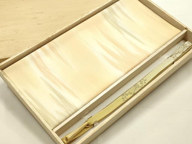 ■■■　商品詳細　■■■ 【未使用】 状態は特に目立ったシミ汚れなどもなく大変良い状態です。 大変上質な逸品になります。 お安く出品致しますので、是非この機会にいかがでしょうか？ 帯締め長さ　約148.5cm ■■■　注意事項　■■■ ■モニター発色の具合により色合いが異なる場合がございます。 ■寸法は多少の誤差が生じる場合がございますのでご了承ください。 ■縫込みの長さが左右非対称の場合は短い部分を記載しております。 左右非対称であってもご返品・お値引き等の保証は出来かねますので、ご了承の上ご購入をお願い致します。 ■シミ等のチェックには注意を払っておりますが、見落としがある場合もございますし、個人の見解も様々ですので神経質な方のご購入はお控えください。 ■箪笥に入っておりました着物や帯なので畳みシワや匂いがあるものもございます。 ■お休みは基本的に土日祝となりますが、その他臨時でお休みする場合がございますのでご了承ください。 ■商品の発送は平日のみの発送となります。 ■夜間と土曜、日曜日はお問い合わせの回答が遅れる場合がございます。 ■当店では、お直し、紋入れ、お手入れ等は承っておりません。 ■生地の状態（ヤケ、経年劣化等）によってはサイズ直しが出来ない場合がございます。 その点もどうかご了承のうえ、ご購入をお願いいたします。 ■弊社で取り扱う商品は一点ものにつき、時期や在庫状況に応じて金額が変更となる場合がございます。 ■検針は行っておりません。予めご了承いただきますようお願いいたします。 ■【洗える着物】と記載のある商品におきましては、商品お届け後に洗濯を行ってしまってからのご返品にはご対応しかねます。 念の為、専門店でのお手入れをお願いいたします。 ■写真に写っている物が全てになります。それ以外の付属品はございませんのでご了承ください。 ■着物のサイズ目安は下記を参考ください↓ ＜女性着物＞　お端折り次第で＋5cm　−1cmが着用可能サイズ 　例）身丈170cmの場合、身長160cm〜175cm ＜男性着物＞　身丈＋約25cm〜27cm程が適応身長 　例）身丈155cmの場合、身長180〜182cm