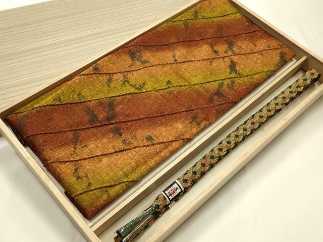 ■■■　商品詳細　■■■ 【未使用】 状態は特に目立ったシミ汚れなどもなく大変良い状態です。 大変上質な逸品になります。 お安く出品致しますので、是非この機会にいかがでしょうか？ 帯締め長さ　約150cm ■■■　注意事項　■■■ ■モニター発色の具合により色合いが異なる場合がございます。 ■寸法は多少の誤差が生じる場合がございますのでご了承ください。 ■縫込みの長さが左右非対称の場合は短い部分を記載しております。 左右非対称であってもご返品・お値引き等の保証は出来かねますので、ご了承の上ご購入をお願い致します。 ■シミ等のチェックには注意を払っておりますが、見落としがある場合もございますし、個人の見解も様々ですので神経質な方のご購入はお控えください。 ■箪笥に入っておりました着物や帯なので畳みシワや匂いがあるものもございます。 ■お休みは基本的に土日祝となりますが、その他臨時でお休みする場合がございますのでご了承ください。 ■商品の発送は平日のみの発送となります。 ■夜間と土曜、日曜日はお問い合わせの回答が遅れる場合がございます。 ■当店では、お直し、紋入れ、お手入れ等は承っておりません。 ■生地の状態（ヤケ、経年劣化等）によってはサイズ直しが出来ない場合がございます。 その点もどうかご了承のうえ、ご購入をお願いいたします。 ■弊社で取り扱う商品は一点ものにつき、時期や在庫状況に応じて金額が変更となる場合がございます。 ■検針は行っておりません。予めご了承いただきますようお願いいたします。 ■【洗える着物】と記載のある商品におきましては、商品お届け後に洗濯を行ってしまってからのご返品にはご対応しかねます。 念の為、専門店でのお手入れをお願いいたします。 ■写真に写っている物が全てになります。それ以外の付属品はございませんのでご了承ください。 ■着物のサイズ目安は下記を参考ください↓ ＜女性着物＞　お端折り次第で＋5cm　−1cmが着用可能サイズ 　例）身丈170cmの場合、身長160cm〜175cm ＜男性着物＞　身丈＋約25cm〜27cm程が適応身長 　例）身丈155cmの場合、身長180〜182cm