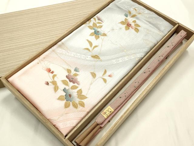 ■■■　商品詳細　■■■ 【未使用】 状態は参考画像のように帯揚げに薄いシミがございます。 大変上質な逸品になります。 お安く出品致しますので、是非この機会にいかがでしょうか？ 帯締め長さ　約150.5cm ※箱に傷みがございますが商品には問題ございません。 ■■■　注意事項　■■■ ■モニター発色の具合により色合いが異なる場合がございます。 ■寸法は多少の誤差が生じる場合がございますのでご了承ください。 ■縫込みの長さが左右非対称の場合は短い部分を記載しております。 左右非対称であってもご返品・お値引き等の保証は出来かねますので、ご了承の上ご購入をお願い致します。 ■シミ等のチェックには注意を払っておりますが、見落としがある場合もございますし、個人の見解も様々ですので神経質な方のご購入はお控えください。 ■箪笥に入っておりました着物や帯なので畳みシワや匂いがあるものもございます。 ■お休みは基本的に土日祝となりますが、その他臨時でお休みする場合がございますのでご了承ください。 ■商品の発送は平日のみの発送となります。 ■夜間と土曜、日曜日はお問い合わせの回答が遅れる場合がございます。 ■当店では、お直し、紋入れ、お手入れ等は承っておりません。 ■生地の状態（ヤケ、経年劣化等）によってはサイズ直しが出来ない場合がございます。 その点もどうかご了承のうえ、ご購入をお願いいたします。 ■弊社で取り扱う商品は一点ものにつき、時期や在庫状況に応じて金額が変更となる場合がございます。 ■検針は行っておりません。予めご了承いただきますようお願いいたします。 ■【洗える着物】と記載のある商品におきましては、商品お届け後に洗濯を行ってしまってからのご返品にはご対応しかねます。 念の為、専門店でのお手入れをお願いいたします。 ■写真に写っている物が全てになります。それ以外の付属品はございませんのでご了承ください。 ■着物のサイズ目安は下記を参考ください↓ ＜女性着物＞　お端折り次第で＋5cm　−1cmが着用可能サイズ 　例）身丈170cmの場合、身長160cm〜175cm ＜男性着物＞　身丈＋約25cm〜27cm程が適応身長 　例）身丈155cmの場合、身長180〜182cm