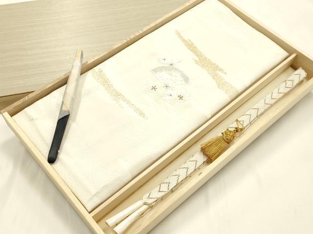 ■■■　商品詳細　■■■ 【未使用】 状態は参考画像のように帯揚げに薄い点シミがございます。 大変上質な逸品になります。 お安く出品致しますので、是非この機会にいかがでしょうか？ 帯締め長さ　約146.5cm ■■■　注意事項　■■■ ■モニター発色の具合により色合いが異なる場合がございます。 ■寸法は多少の誤差が生じる場合がございますのでご了承ください。 ■縫込みの長さが左右非対称の場合は短い部分を記載しております。 左右非対称であってもご返品・お値引き等の保証は出来かねますので、ご了承の上ご購入をお願い致します。 ■シミ等のチェックには注意を払っておりますが、見落としがある場合もございますし、個人の見解も様々ですので神経質な方のご購入はお控えください。 ■箪笥に入っておりました着物や帯なので畳みシワや匂いがあるものもございます。 ■お休みは基本的に土日祝となりますが、その他臨時でお休みする場合がございますのでご了承ください。 ■商品の発送は平日のみの発送となります。 ■夜間と土曜、日曜日はお問い合わせの回答が遅れる場合がございます。 ■当店では、お直し、紋入れ、お手入れ等は承っておりません。 ■生地の状態（ヤケ、経年劣化等）によってはサイズ直しが出来ない場合がございます。 その点もどうかご了承のうえ、ご購入をお願いいたします。 ■弊社で取り扱う商品は一点ものにつき、時期や在庫状況に応じて金額が変更となる場合がございます。 ■検針は行っておりません。予めご了承いただきますようお願いいたします。 ■【洗える着物】と記載のある商品におきましては、商品お届け後に洗濯を行ってしまってからのご返品にはご対応しかねます。 念の為、専門店でのお手入れをお願いいたします。 ■写真に写っている物が全てになります。それ以外の付属品はございませんのでご了承ください。 ■着物のサイズ目安は下記を参考ください↓ ＜女性着物＞　お端折り次第で＋5cm　−1cmが着用可能サイズ 　例）身丈170cmの場合、身長160cm〜175cm ＜男性着物＞　身丈＋約25cm〜27cm程が適応身長 　例）身丈155cmの場合、身長180〜182cm