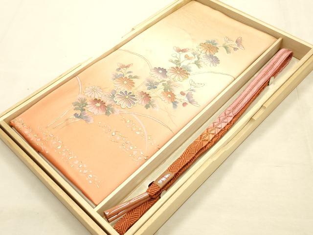 ■■■　商品詳細　■■■ 【未使用】 状態は特に目立ったシミ汚れなどもなく大変良い状態です。 大変上質な逸品になります。 お安く出品致しますので、是非この機会にいかがでしょうか？ 帯締め長さ　約150cm ■■■　注意事項　■■■ ■モニター発色の具合により色合いが異なる場合がございます。 ■寸法は多少の誤差が生じる場合がございますのでご了承ください。 ■縫込みの長さが左右非対称の場合は短い部分を記載しております。 左右非対称であってもご返品・お値引き等の保証は出来かねますので、ご了承の上ご購入をお願い致します。 ■シミ等のチェックには注意を払っておりますが、見落としがある場合もございますし、個人の見解も様々ですので神経質な方のご購入はお控えください。 ■箪笥に入っておりました着物や帯なので畳みシワや匂いがあるものもございます。 ■お休みは基本的に土日祝となりますが、その他臨時でお休みする場合がございますのでご了承ください。 ■商品の発送は平日のみの発送となります。 ■夜間と土曜、日曜日はお問い合わせの回答が遅れる場合がございます。 ■当店では、お直し、紋入れ、お手入れ等は承っておりません。 ■生地の状態（ヤケ、経年劣化等）によってはサイズ直しが出来ない場合がございます。 その点もどうかご了承のうえ、ご購入をお願いいたします。 ■弊社で取り扱う商品は一点ものにつき、時期や在庫状況に応じて金額が変更となる場合がございます。 ■検針は行っておりません。予めご了承いただきますようお願いいたします。 ■【洗える着物】と記載のある商品におきましては、商品お届け後に洗濯を行ってしまってからのご返品にはご対応しかねます。 念の為、専門店でのお手入れをお願いいたします。 ■写真に写っている物が全てになります。それ以外の付属品はございませんのでご了承ください。 ■着物のサイズ目安は下記を参考ください↓ ＜女性着物＞　お端折り次第で＋5cm　−1cmが着用可能サイズ 　例）身丈170cmの場合、身長160cm〜175cm ＜男性着物＞　身丈＋約25cm〜27cm程が適応身長 　例）身丈155cmの場合、身長180〜182cm