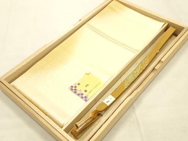 ■■■　商品詳細　■■■ 【未使用】 状態は参考画像のように穴あきがございます。 大変上質な逸品になります。 お安く出品致しますので、是非この機会にいかがでしょうか？ 帯締め長さ　約148cm ■■■　注意事項　■■■ ■モニター発色の具合により色合いが異なる場合がございます。 ■寸法は多少の誤差が生じる場合がございますのでご了承ください。 ■縫込みの長さが左右非対称の場合は短い部分を記載しております。 左右非対称であってもご返品・お値引き等の保証は出来かねますので、ご了承の上ご購入をお願い致します。 ■シミ等のチェックには注意を払っておりますが、見落としがある場合もございますし、個人の見解も様々ですので神経質な方のご購入はお控えください。 ■箪笥に入っておりました着物や帯なので畳みシワや匂いがあるものもございます。 ■お休みは基本的に土日祝となりますが、その他臨時でお休みする場合がございますのでご了承ください。 ■商品の発送は平日のみの発送となります。 ■夜間と土曜、日曜日はお問い合わせの回答が遅れる場合がございます。 ■当店では、お直し、紋入れ、お手入れ等は承っておりません。 ■生地の状態（ヤケ、経年劣化等）によってはサイズ直しが出来ない場合がございます。 その点もどうかご了承のうえ、ご購入をお願いいたします。 ■弊社で取り扱う商品は一点ものにつき、時期や在庫状況に応じて金額が変更となる場合がございます。 ■検針は行っておりません。予めご了承いただきますようお願いいたします。 ■【洗える着物】と記載のある商品におきましては、商品お届け後に洗濯を行ってしまってからのご返品にはご対応しかねます。 念の為、専門店でのお手入れをお願いいたします。 ■写真に写っている物が全てになります。それ以外の付属品はございませんのでご了承ください。 ■着物のサイズ目安は下記を参考ください↓ ＜女性着物＞　お端折り次第で＋5cm　−1cmが着用可能サイズ 　例）身丈170cmの場合、身長160cm〜175cm ＜男性着物＞　身丈＋約25cm〜27cm程が適応身長 　例）身丈155cmの場合、身長180〜182cm